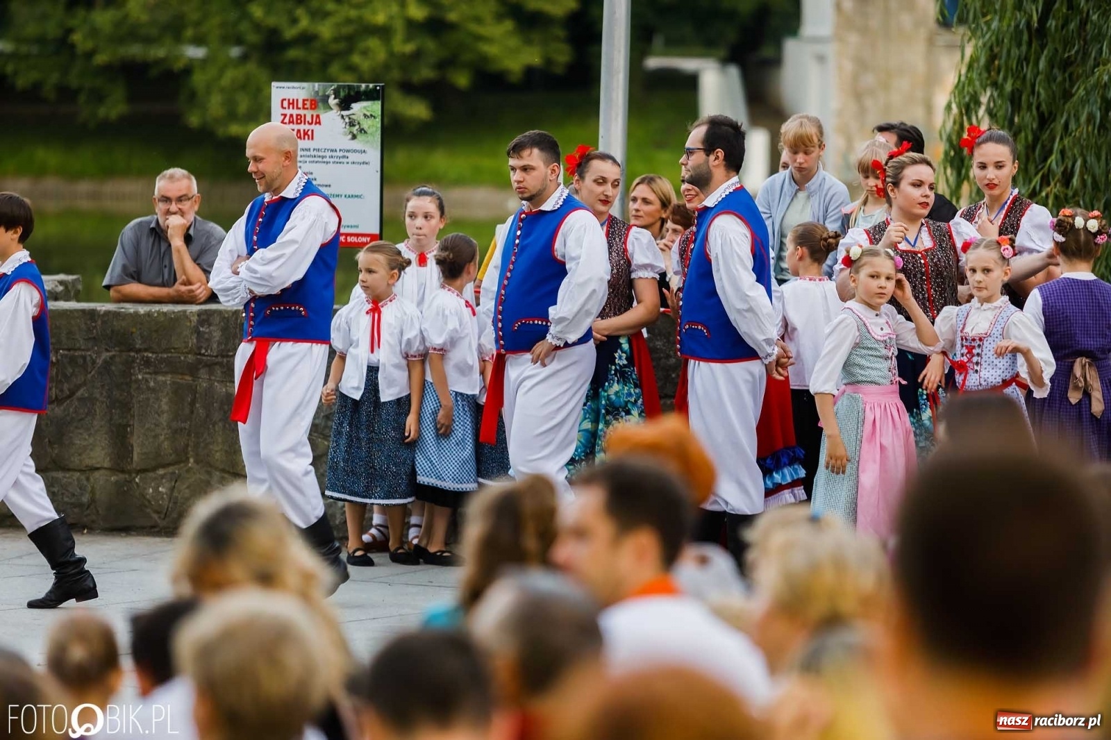 Zdjęcie w galerii na portalu naszraciborz.pl: W poszukiwaniu kwiatu paproci. Noc Świętojańska w parku im. Miasta Roth [WIDEO] wiadomości z regionu