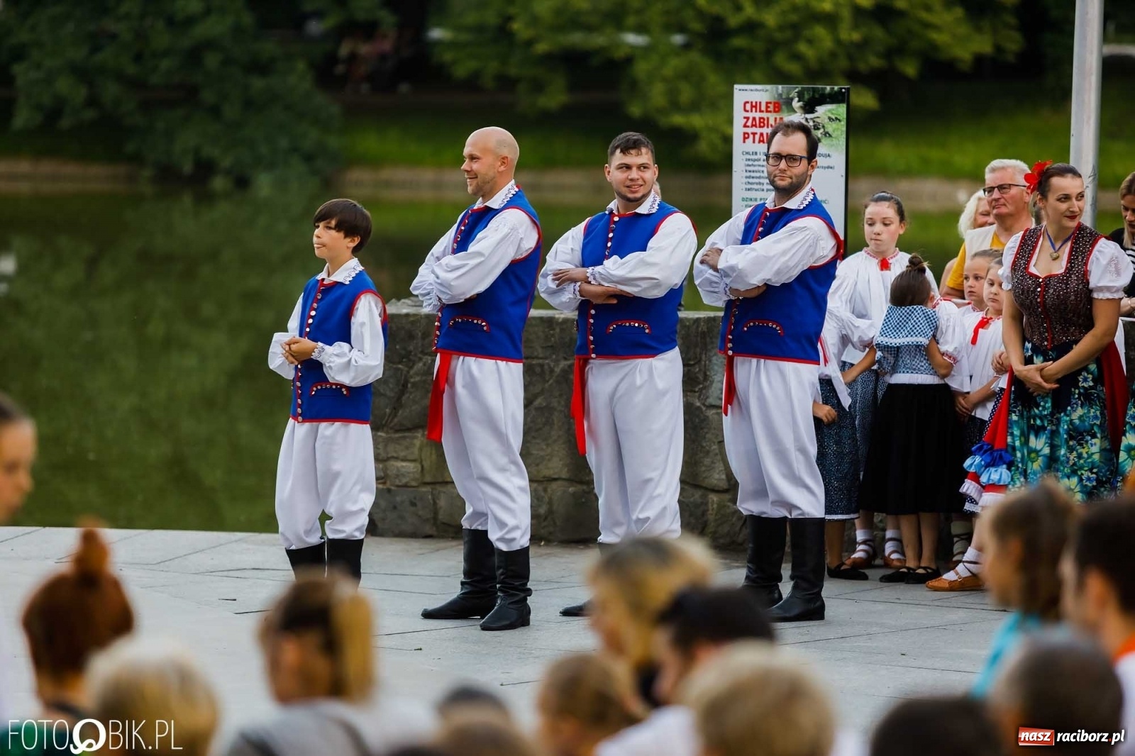 Zdjęcie w galerii na portalu naszraciborz.pl: W poszukiwaniu kwiatu paproci. Noc Świętojańska w parku im. Miasta Roth [WIDEO] wiadomości z regionu