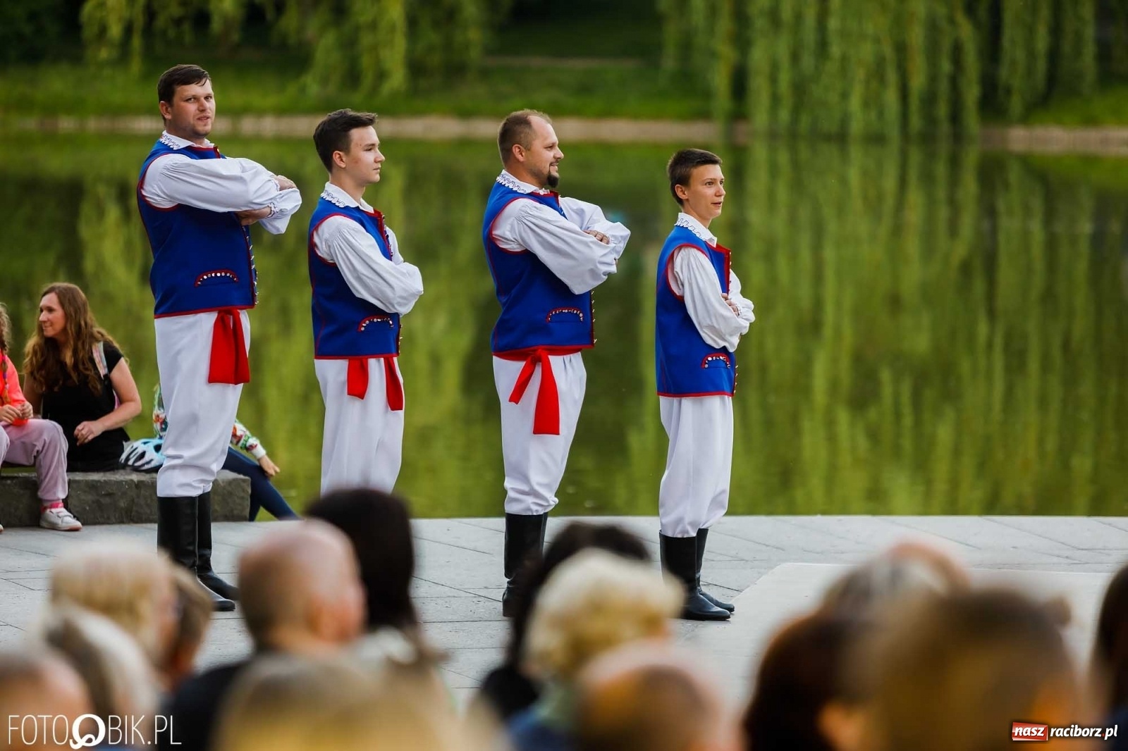 Zdjęcie w galerii na portalu naszraciborz.pl: W poszukiwaniu kwiatu paproci. Noc Świętojańska w parku im. Miasta Roth [WIDEO] wiadomości z regionu