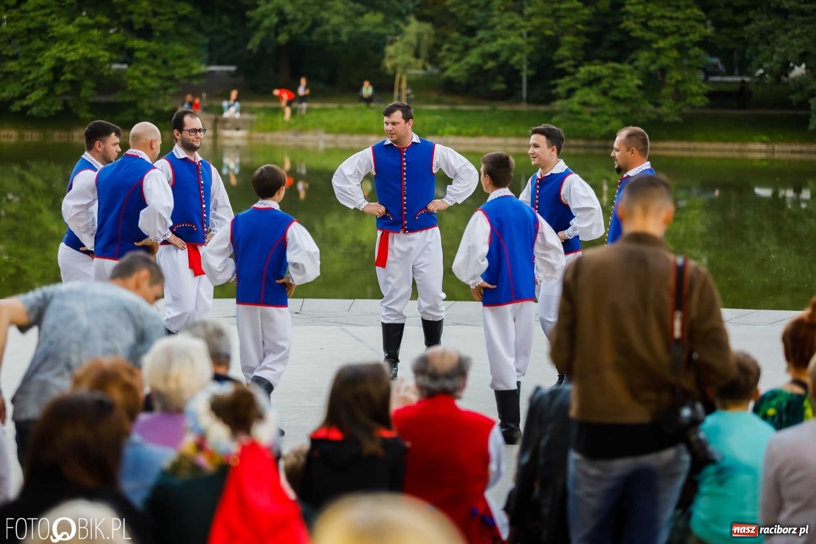 Zdjęcie w galerii na portalu naszraciborz.pl: W poszukiwaniu kwiatu paproci. Noc Świętojańska w parku im. Miasta Roth [WIDEO] wiadomości z regionu