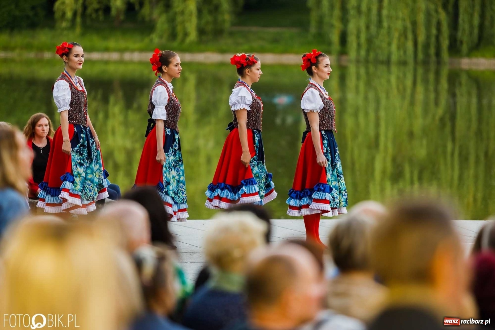 Zdjęcie w galerii na portalu naszraciborz.pl: W poszukiwaniu kwiatu paproci. Noc Świętojańska w parku im. Miasta Roth [WIDEO] wiadomości z regionu