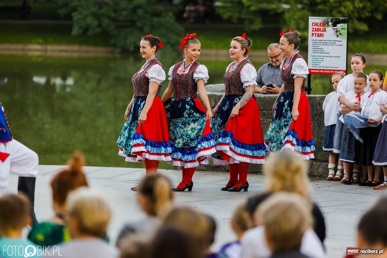 Zdjęcie w galerii na portalu naszraciborz.pl: W poszukiwaniu kwiatu paproci. Noc Świętojańska w parku im. Miasta Roth [WIDEO] wiadomości z regionu