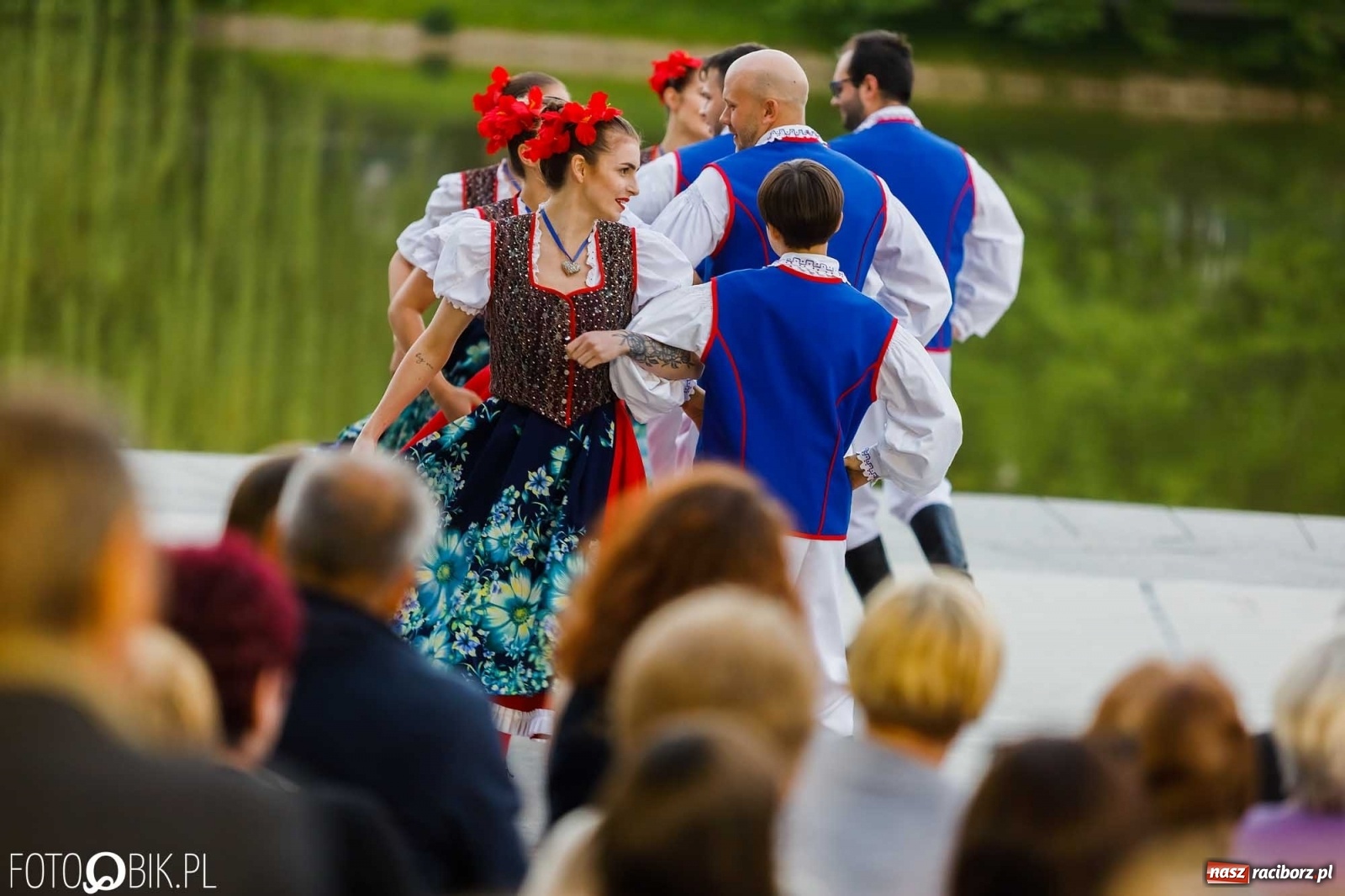 Zdjęcie w galerii na portalu naszraciborz.pl: W poszukiwaniu kwiatu paproci. Noc Świętojańska w parku im. Miasta Roth [WIDEO] wiadomości z regionu