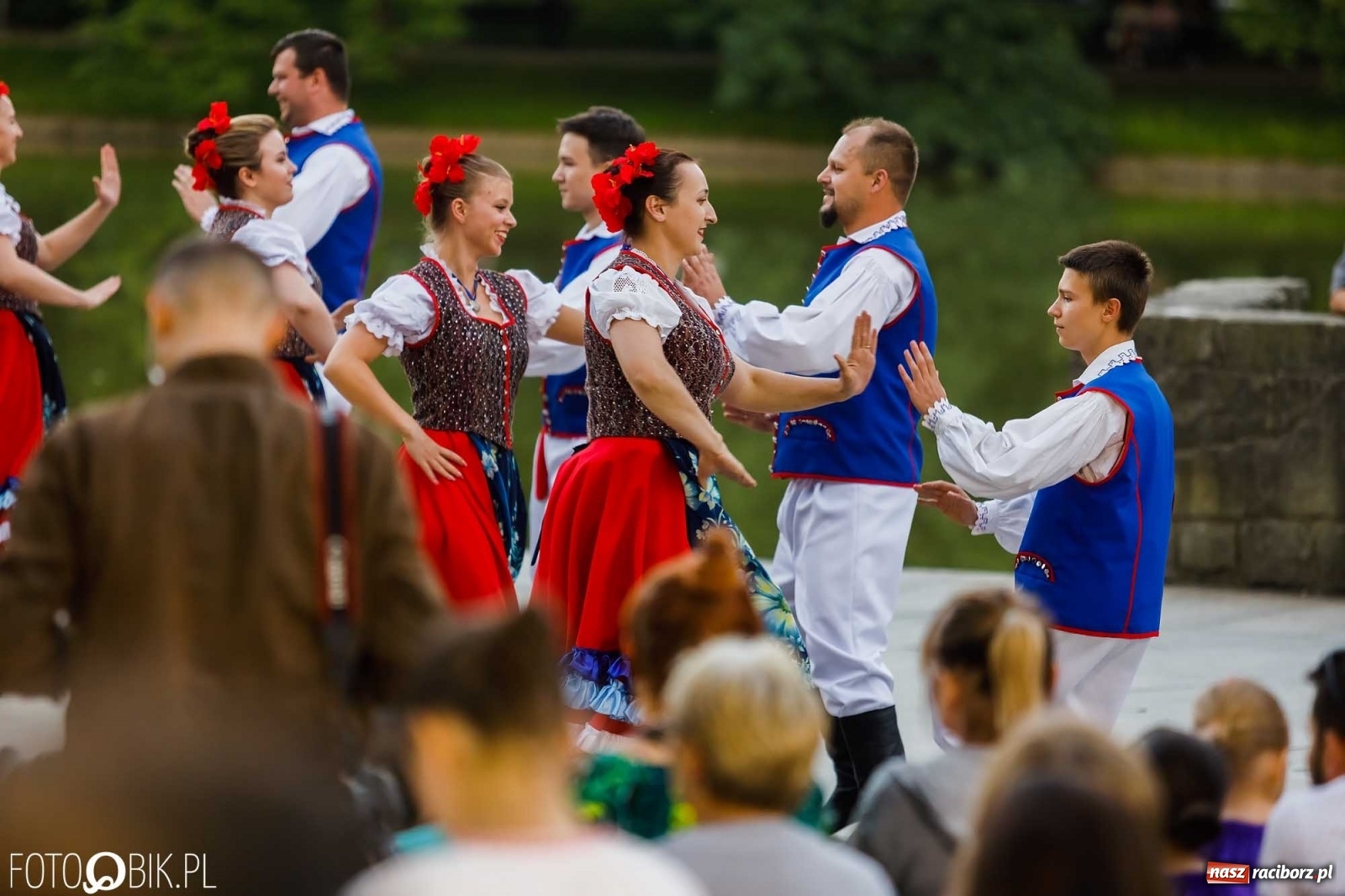 Zdjęcie w galerii na portalu naszraciborz.pl: W poszukiwaniu kwiatu paproci. Noc Świętojańska w parku im. Miasta Roth [WIDEO] wiadomości z regionu