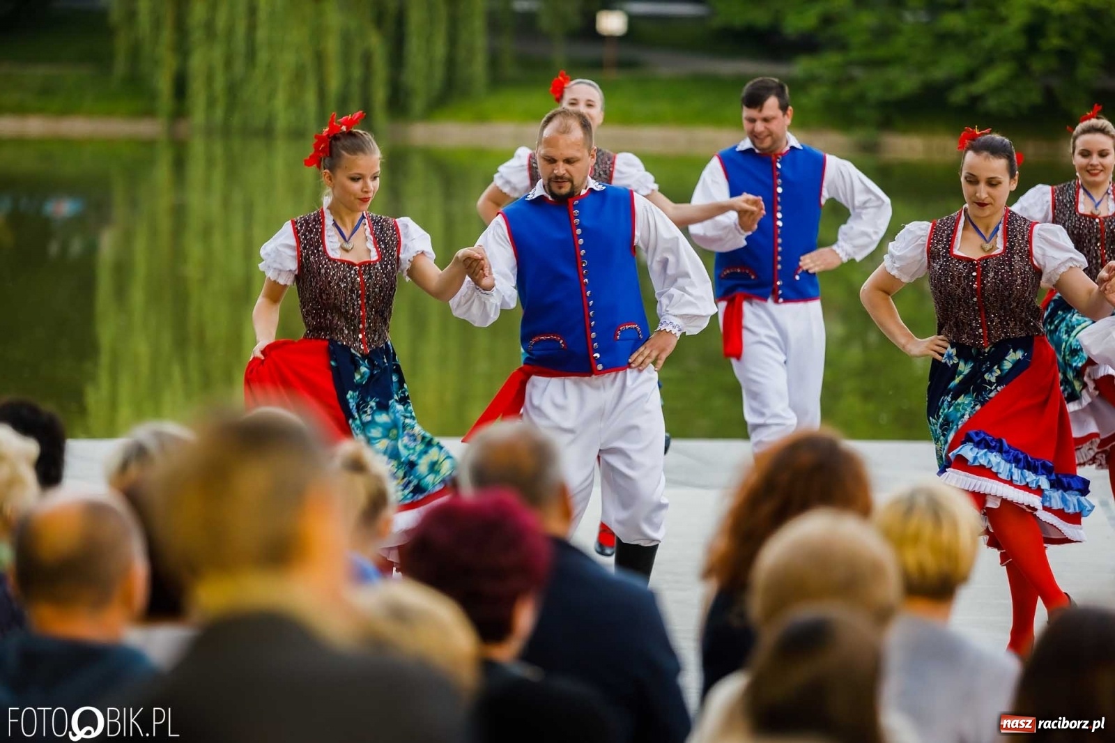 Zdjęcie w galerii na portalu naszraciborz.pl: W poszukiwaniu kwiatu paproci. Noc Świętojańska w parku im. Miasta Roth [WIDEO] wiadomości z regionu