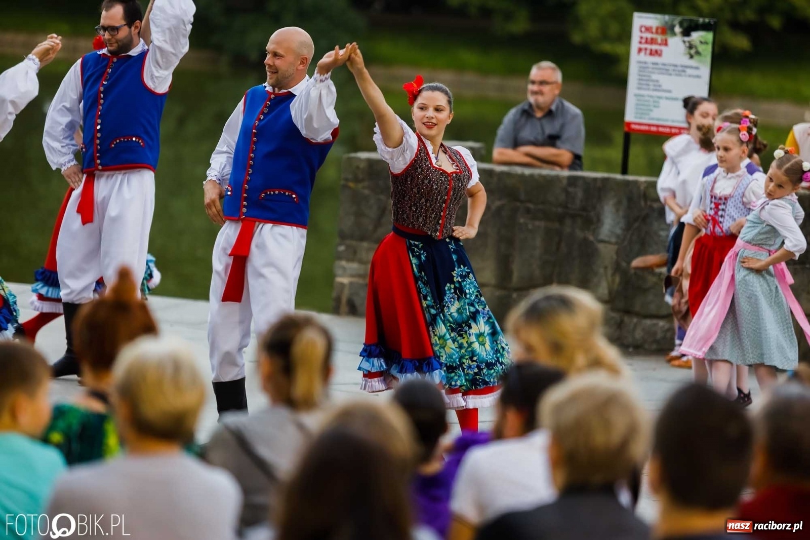 Zdjęcie w galerii na portalu naszraciborz.pl: W poszukiwaniu kwiatu paproci. Noc Świętojańska w parku im. Miasta Roth [WIDEO] wiadomości z regionu