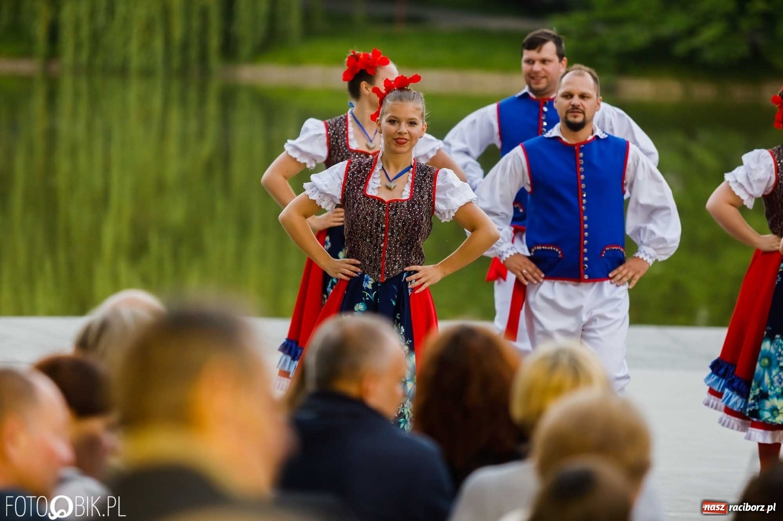 Zdjęcie w galerii na portalu naszraciborz.pl: W poszukiwaniu kwiatu paproci. Noc Świętojańska w parku im. Miasta Roth [WIDEO] wiadomości z regionu