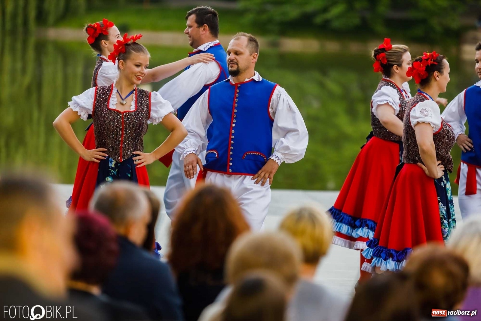 Zdjęcie w galerii na portalu naszraciborz.pl: W poszukiwaniu kwiatu paproci. Noc Świętojańska w parku im. Miasta Roth [WIDEO] wiadomości z regionu