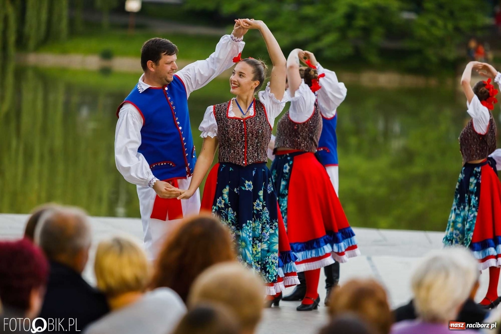 Zdjęcie w galerii na portalu naszraciborz.pl: W poszukiwaniu kwiatu paproci. Noc Świętojańska w parku im. Miasta Roth [WIDEO] wiadomości z regionu