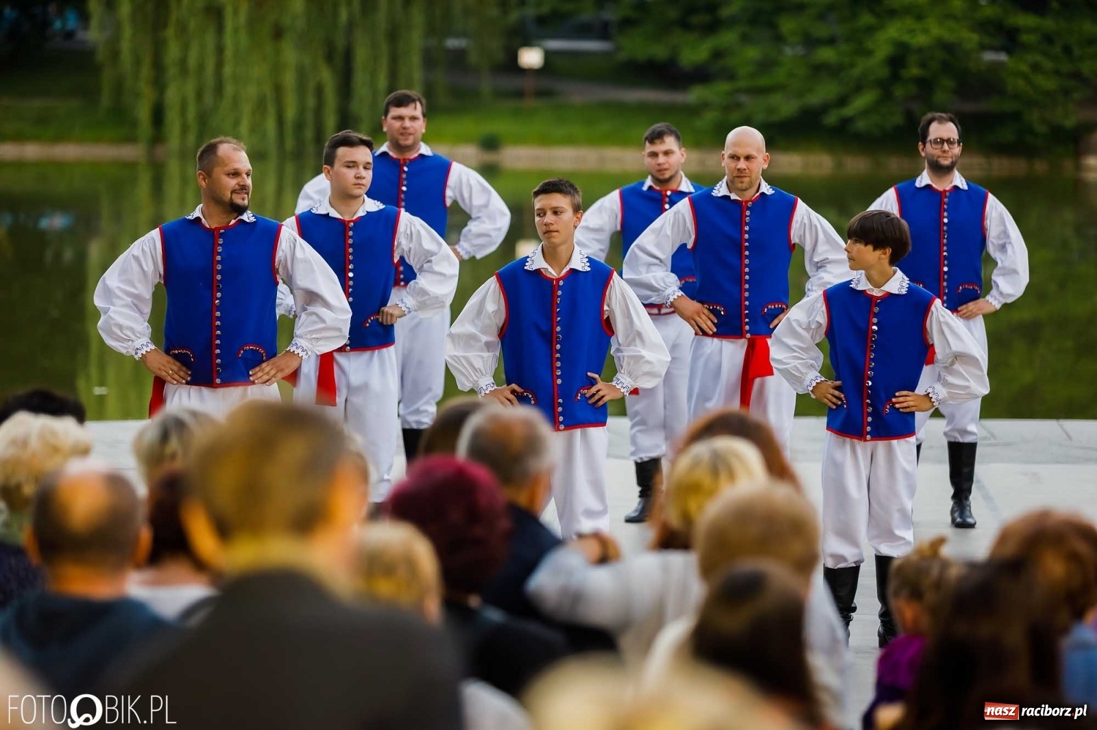 Zdjęcie w galerii na portalu naszraciborz.pl: W poszukiwaniu kwiatu paproci. Noc Świętojańska w parku im. Miasta Roth [WIDEO] wiadomości z regionu
