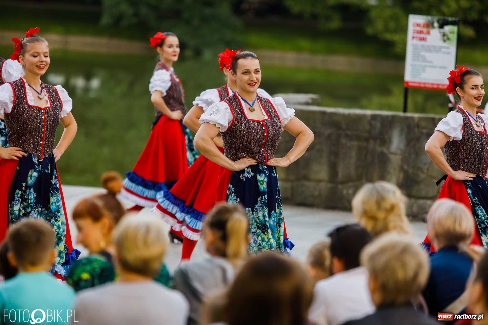 Zdjęcie w galerii na portalu naszraciborz.pl: W poszukiwaniu kwiatu paproci. Noc Świętojańska w parku im. Miasta Roth [WIDEO] wiadomości z regionu