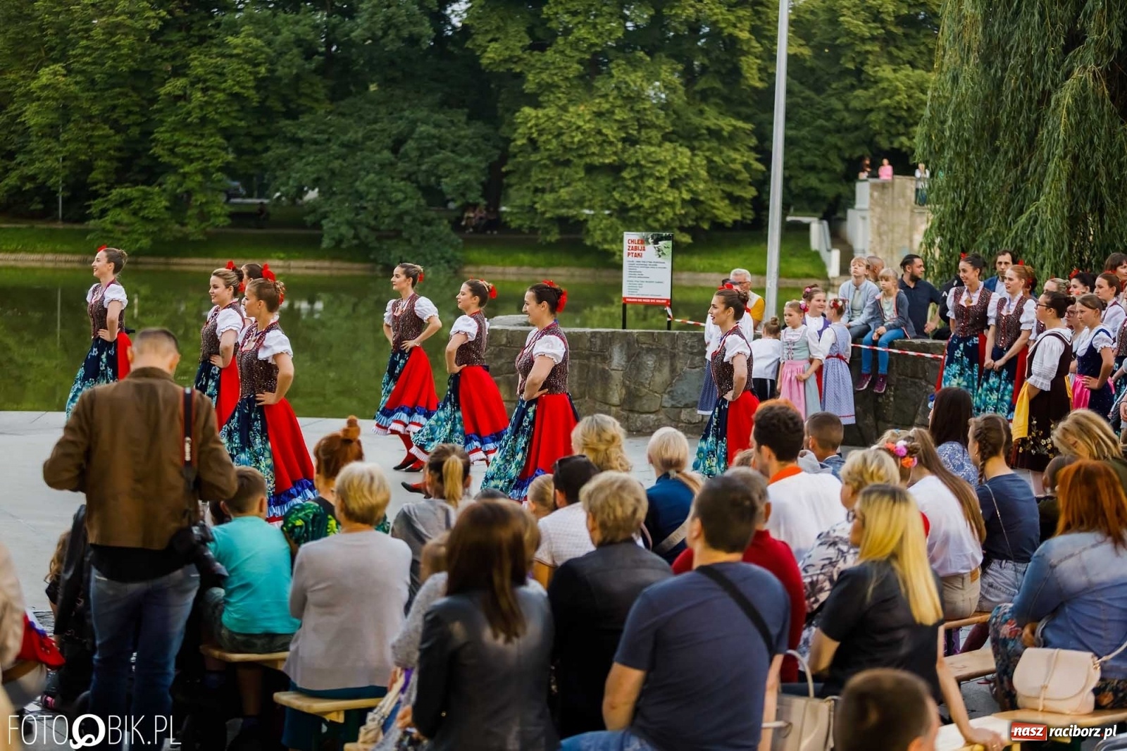 Zdjęcie w galerii na portalu naszraciborz.pl: W poszukiwaniu kwiatu paproci. Noc Świętojańska w parku im. Miasta Roth [WIDEO] wiadomości z regionu