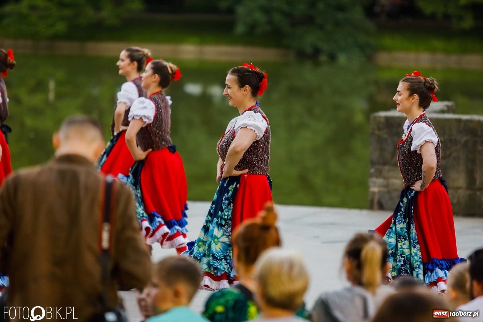 Zdjęcie w galerii na portalu naszraciborz.pl: W poszukiwaniu kwiatu paproci. Noc Świętojańska w parku im. Miasta Roth [WIDEO] wiadomości z regionu