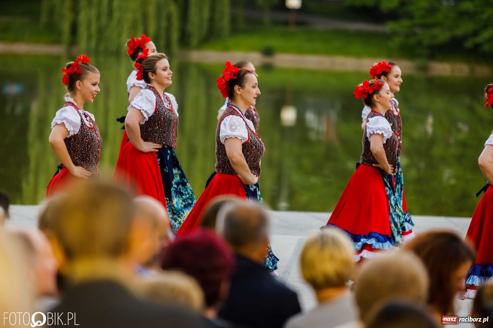 Zdjęcie w galerii na portalu naszraciborz.pl: W poszukiwaniu kwiatu paproci. Noc Świętojańska w parku im. Miasta Roth [WIDEO] wiadomości z regionu