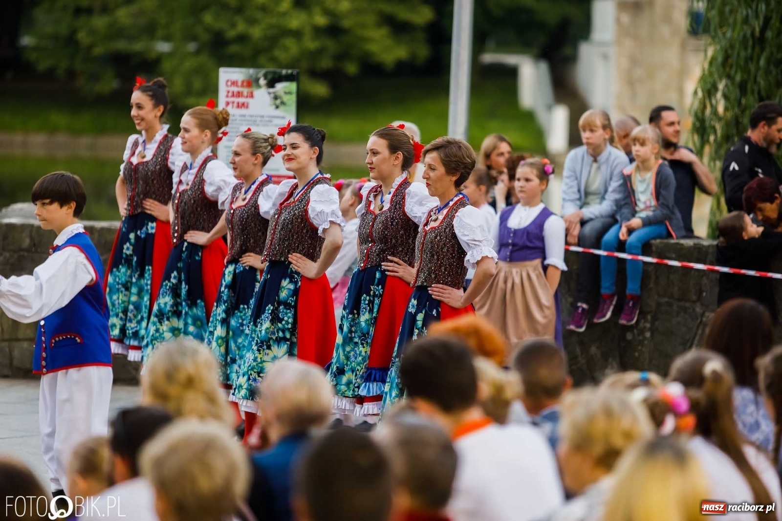 Zdjęcie w galerii na portalu naszraciborz.pl: W poszukiwaniu kwiatu paproci. Noc Świętojańska w parku im. Miasta Roth [WIDEO] wiadomości z regionu