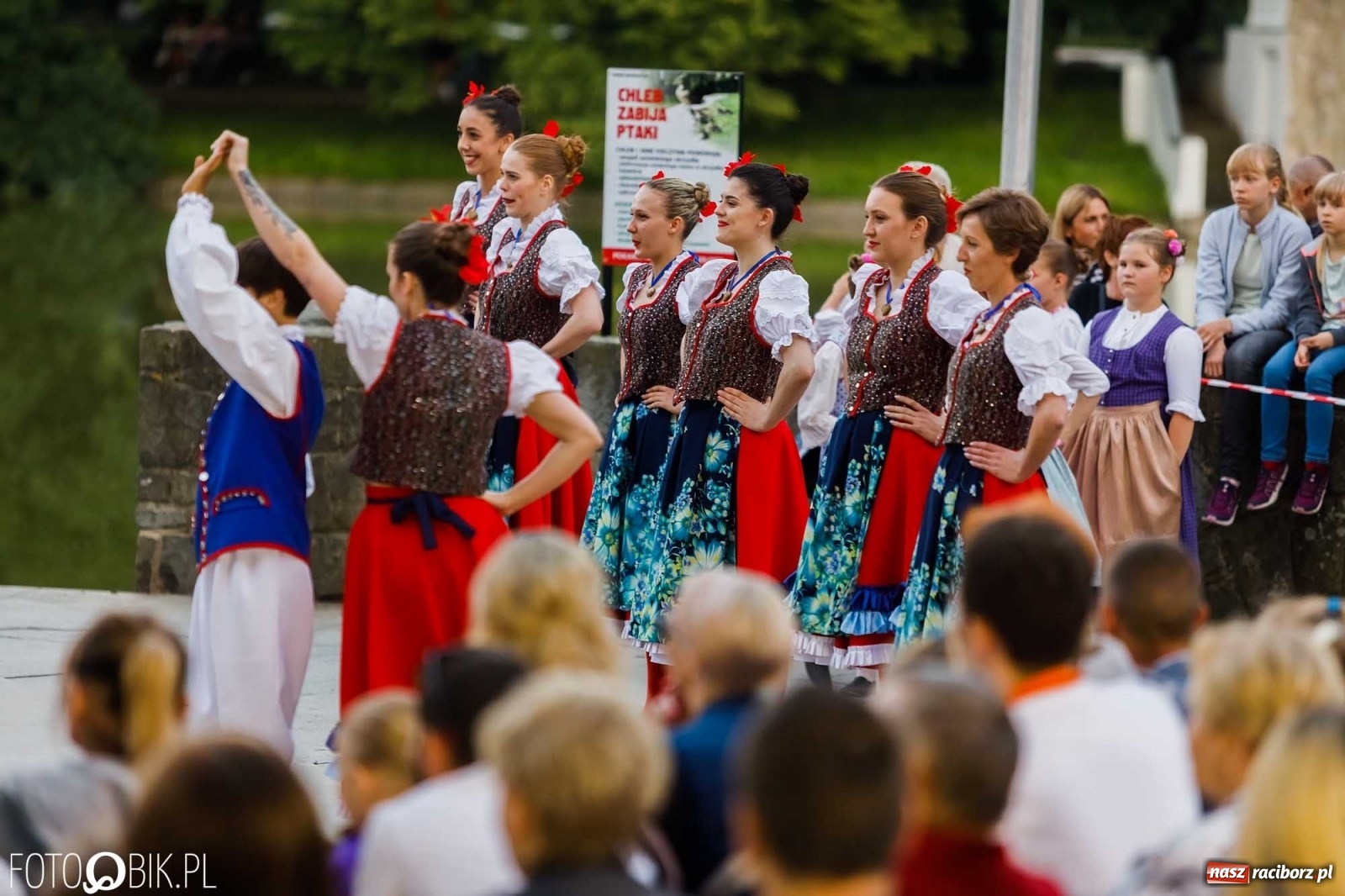 Zdjęcie w galerii na portalu naszraciborz.pl: W poszukiwaniu kwiatu paproci. Noc Świętojańska w parku im. Miasta Roth [WIDEO] wiadomości z regionu