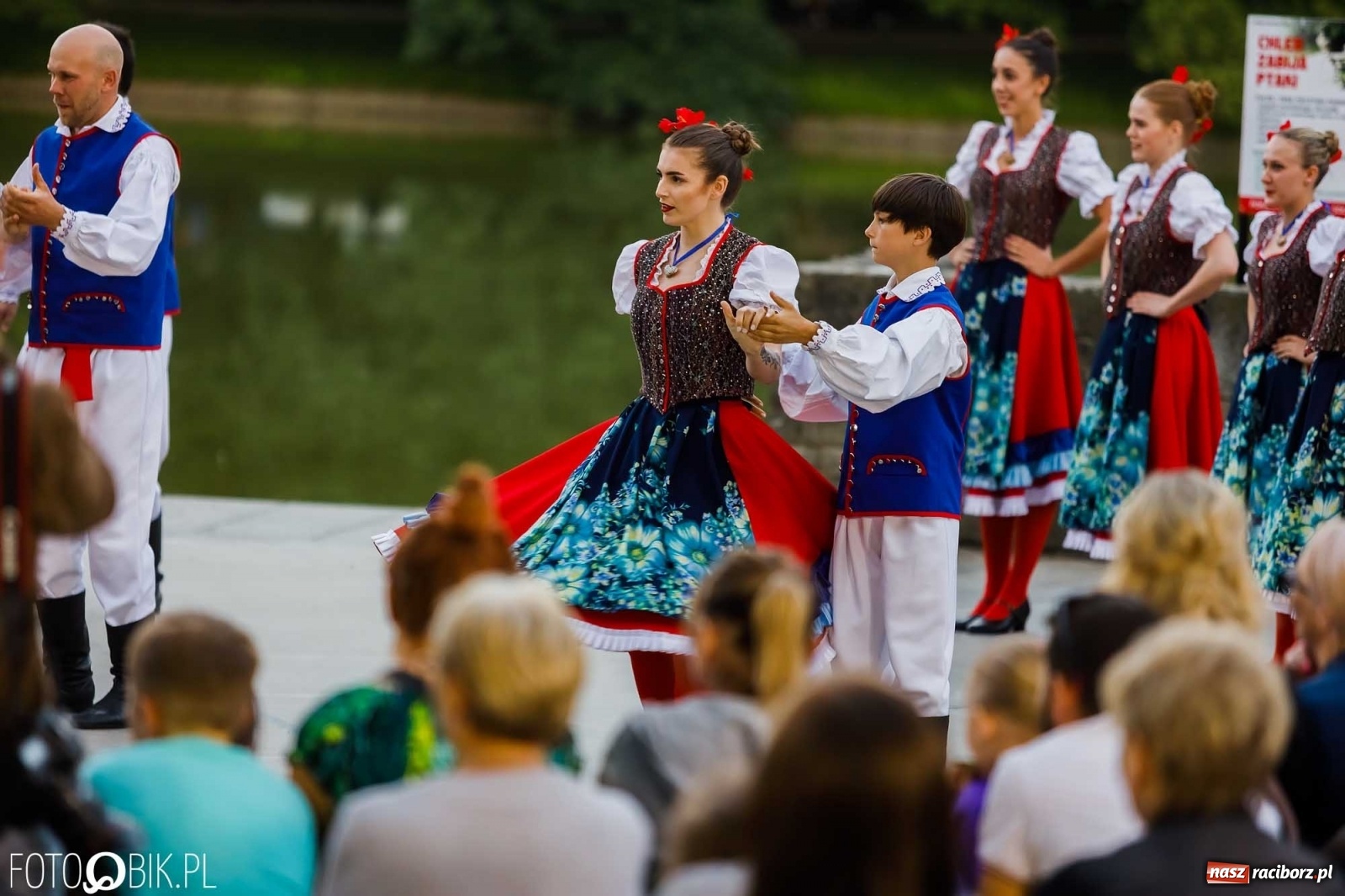 Zdjęcie w galerii na portalu naszraciborz.pl: W poszukiwaniu kwiatu paproci. Noc Świętojańska w parku im. Miasta Roth [WIDEO] wiadomości z regionu