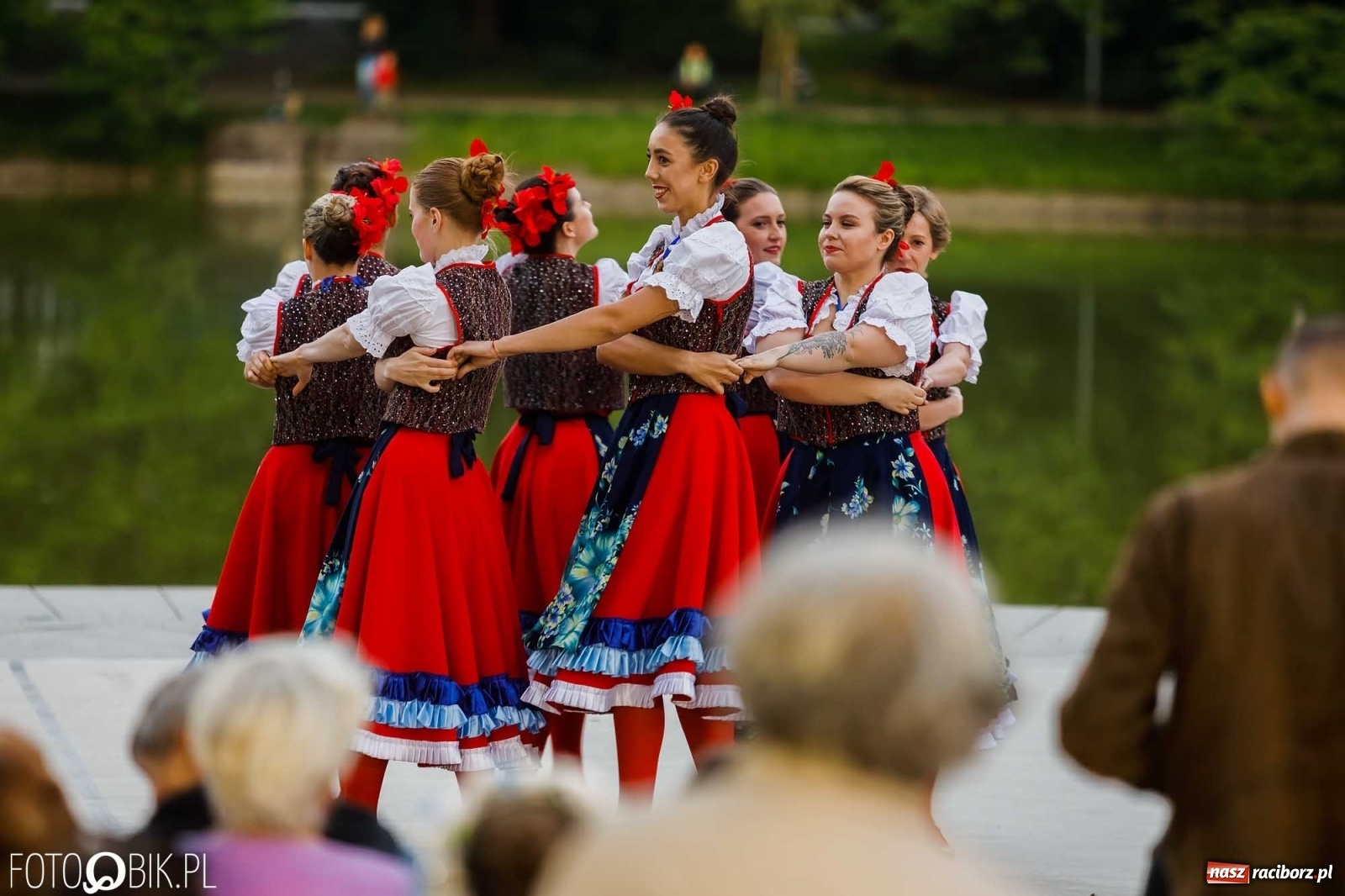 Zdjęcie w galerii na portalu naszraciborz.pl: W poszukiwaniu kwiatu paproci. Noc Świętojańska w parku im. Miasta Roth [WIDEO] wiadomości z regionu