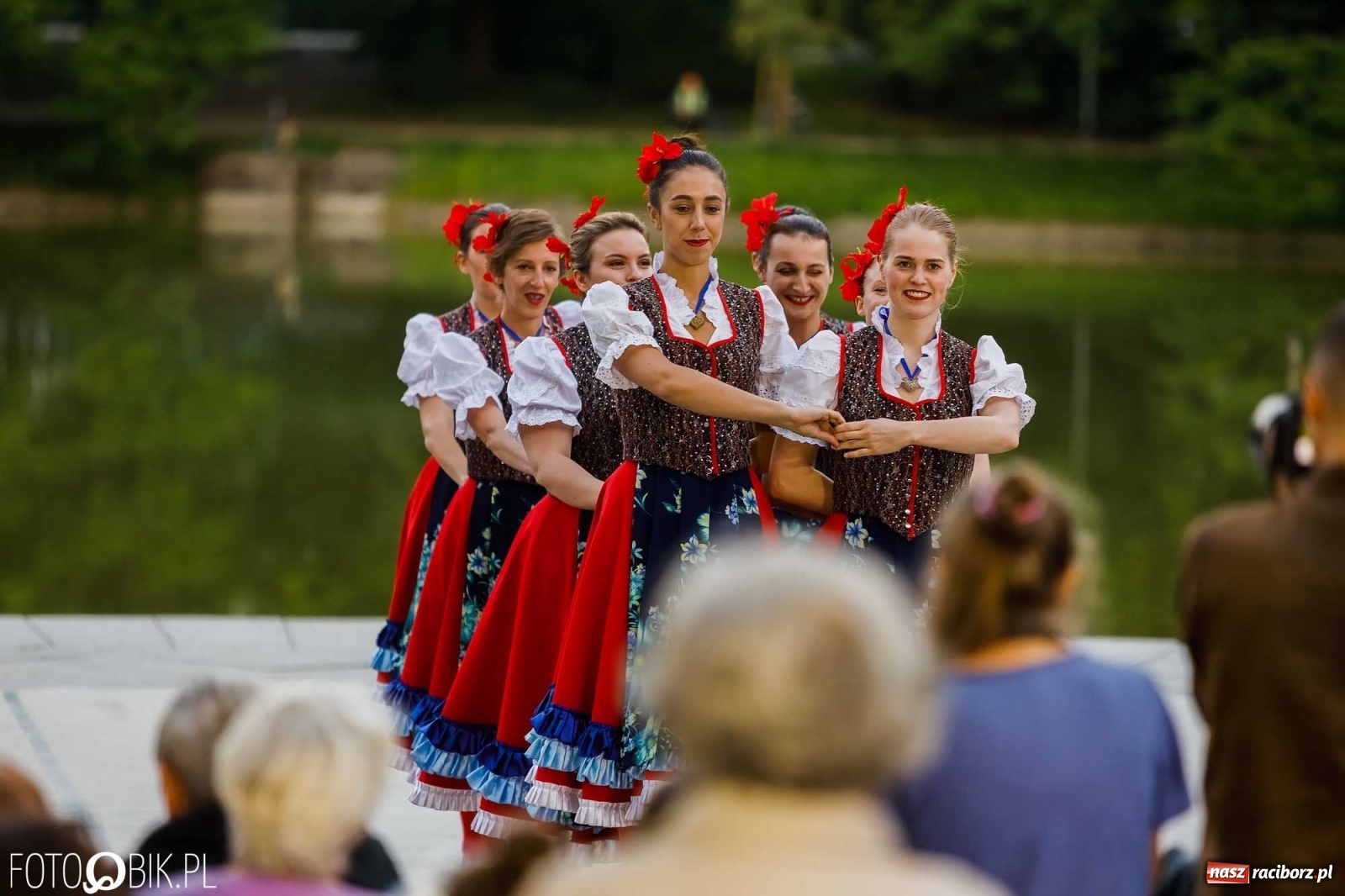 Zdjęcie w galerii na portalu naszraciborz.pl: W poszukiwaniu kwiatu paproci. Noc Świętojańska w parku im. Miasta Roth [WIDEO] wiadomości z regionu