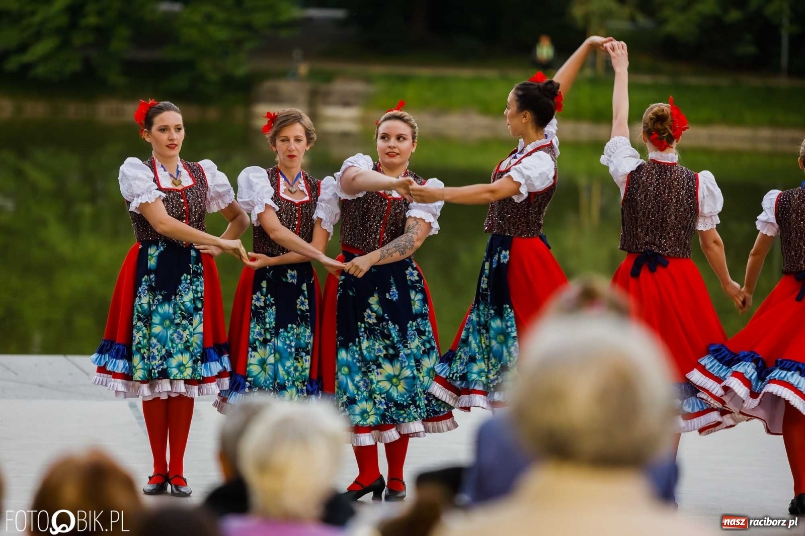 Zdjęcie w galerii na portalu naszraciborz.pl: W poszukiwaniu kwiatu paproci. Noc Świętojańska w parku im. Miasta Roth [WIDEO] wiadomości z regionu