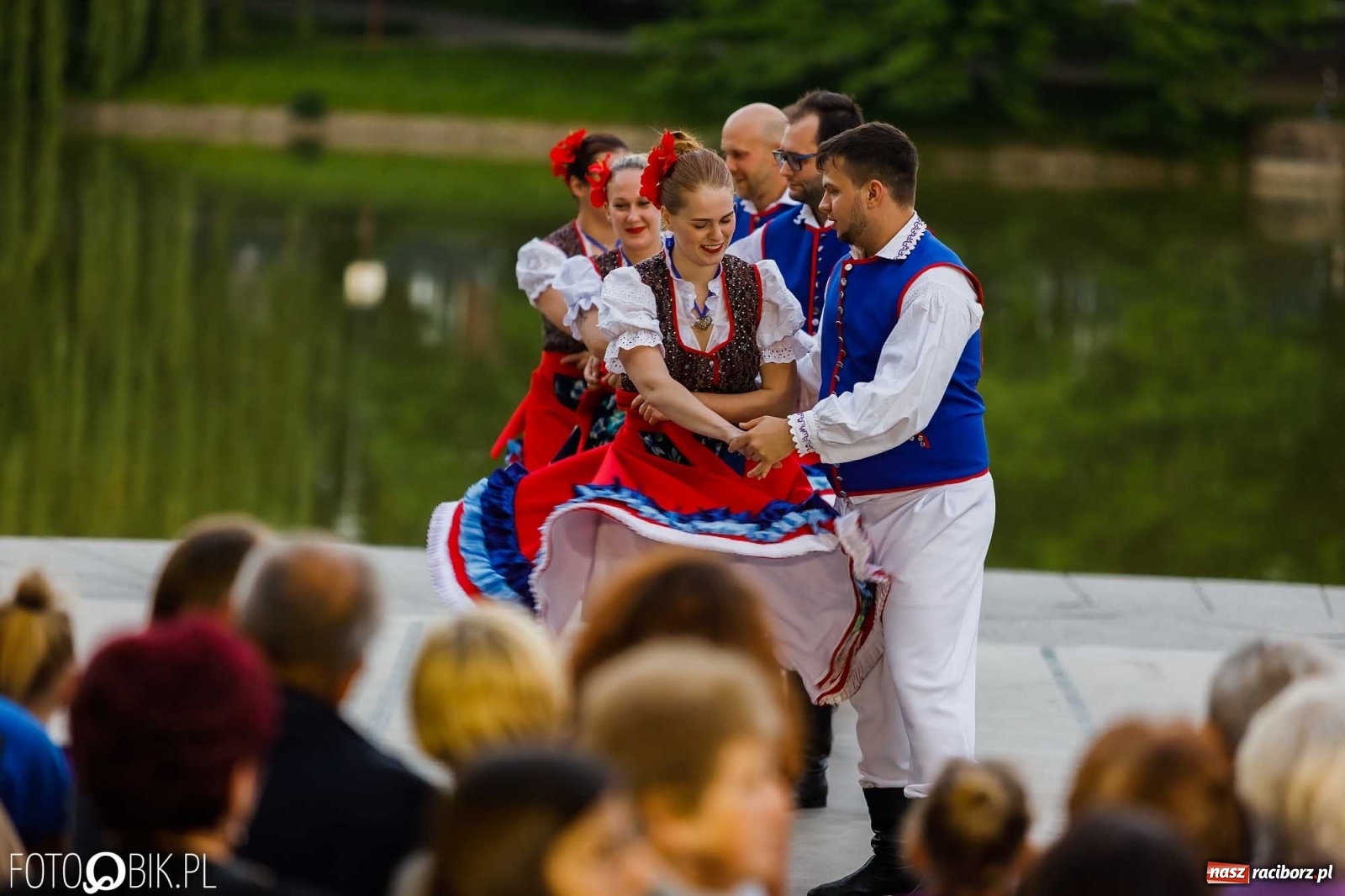 Zdjęcie w galerii na portalu naszraciborz.pl: W poszukiwaniu kwiatu paproci. Noc Świętojańska w parku im. Miasta Roth [WIDEO] wiadomości z regionu