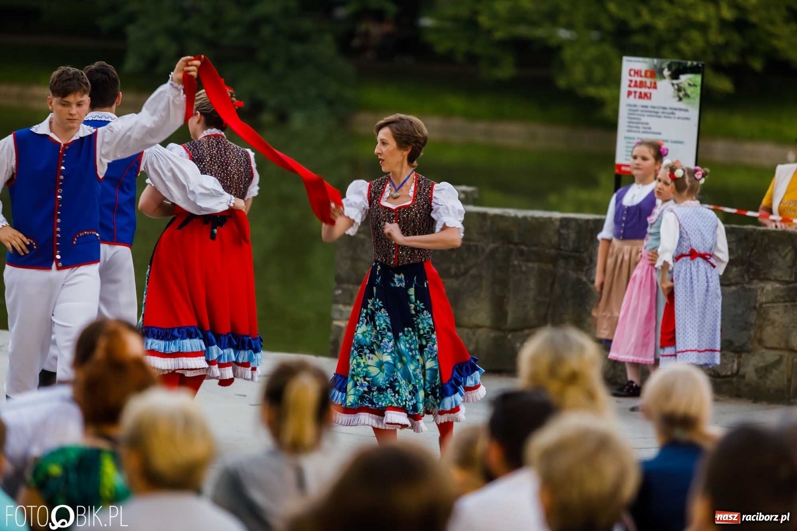 Zdjęcie w galerii na portalu naszraciborz.pl: W poszukiwaniu kwiatu paproci. Noc Świętojańska w parku im. Miasta Roth [WIDEO] wiadomości z regionu