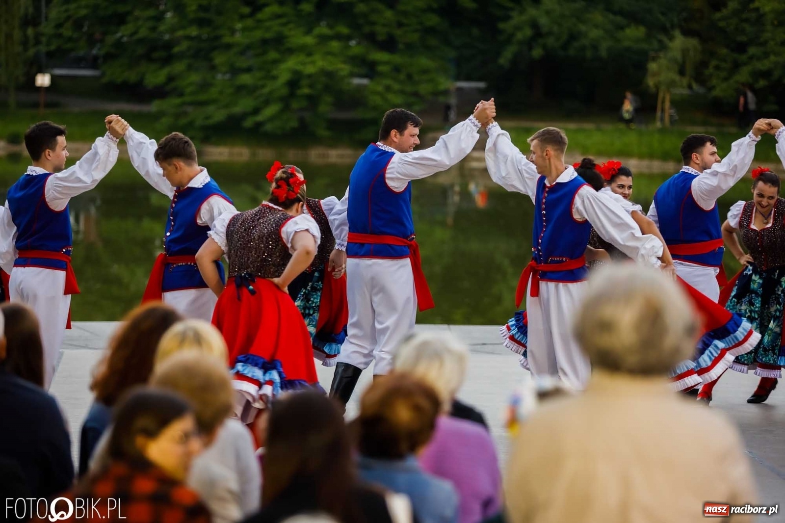 Zdjęcie w galerii na portalu naszraciborz.pl: W poszukiwaniu kwiatu paproci. Noc Świętojańska w parku im. Miasta Roth [WIDEO] wiadomości z regionu
