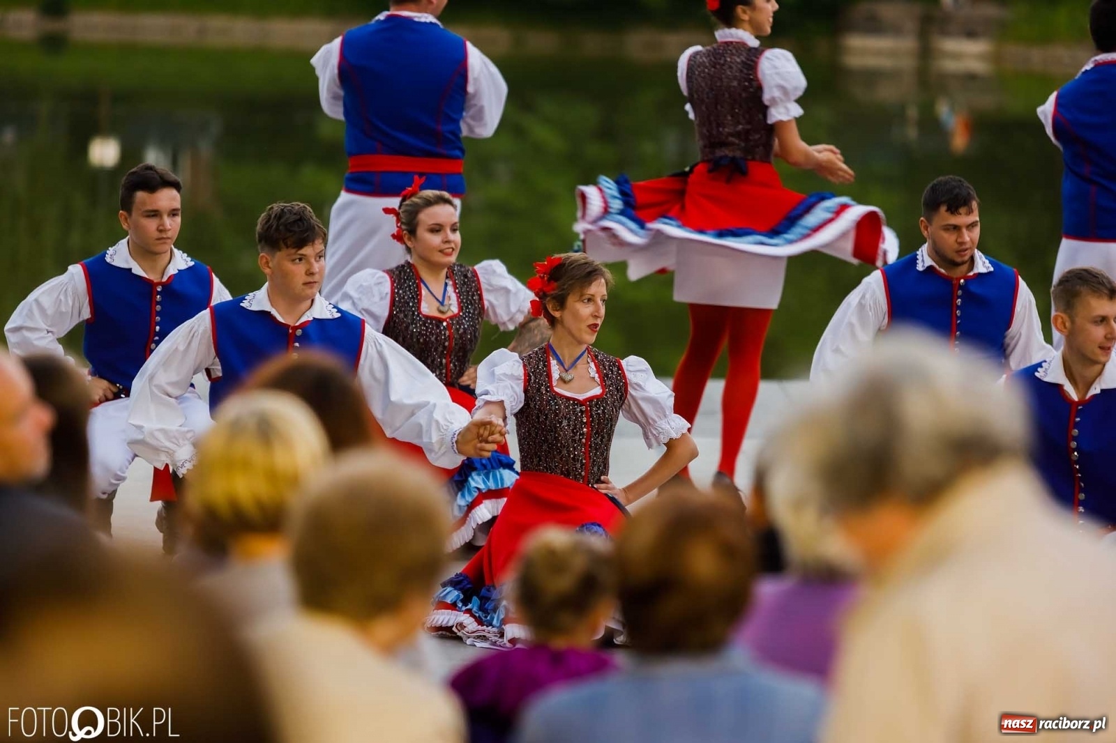 Zdjęcie w galerii na portalu naszraciborz.pl: W poszukiwaniu kwiatu paproci. Noc Świętojańska w parku im. Miasta Roth [WIDEO] wiadomości z regionu