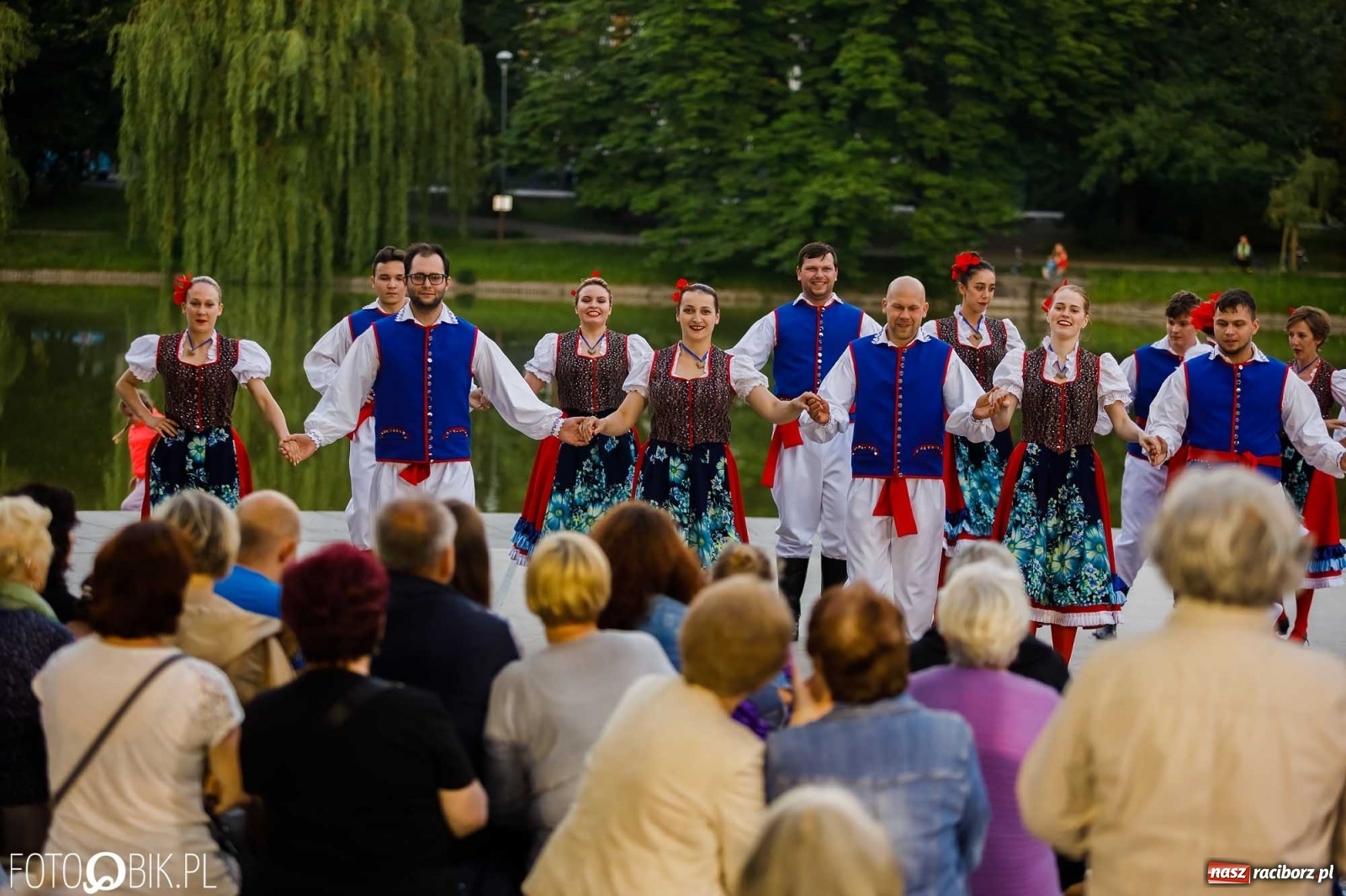 Zdjęcie w galerii na portalu naszraciborz.pl: W poszukiwaniu kwiatu paproci. Noc Świętojańska w parku im. Miasta Roth [WIDEO] wiadomości z regionu