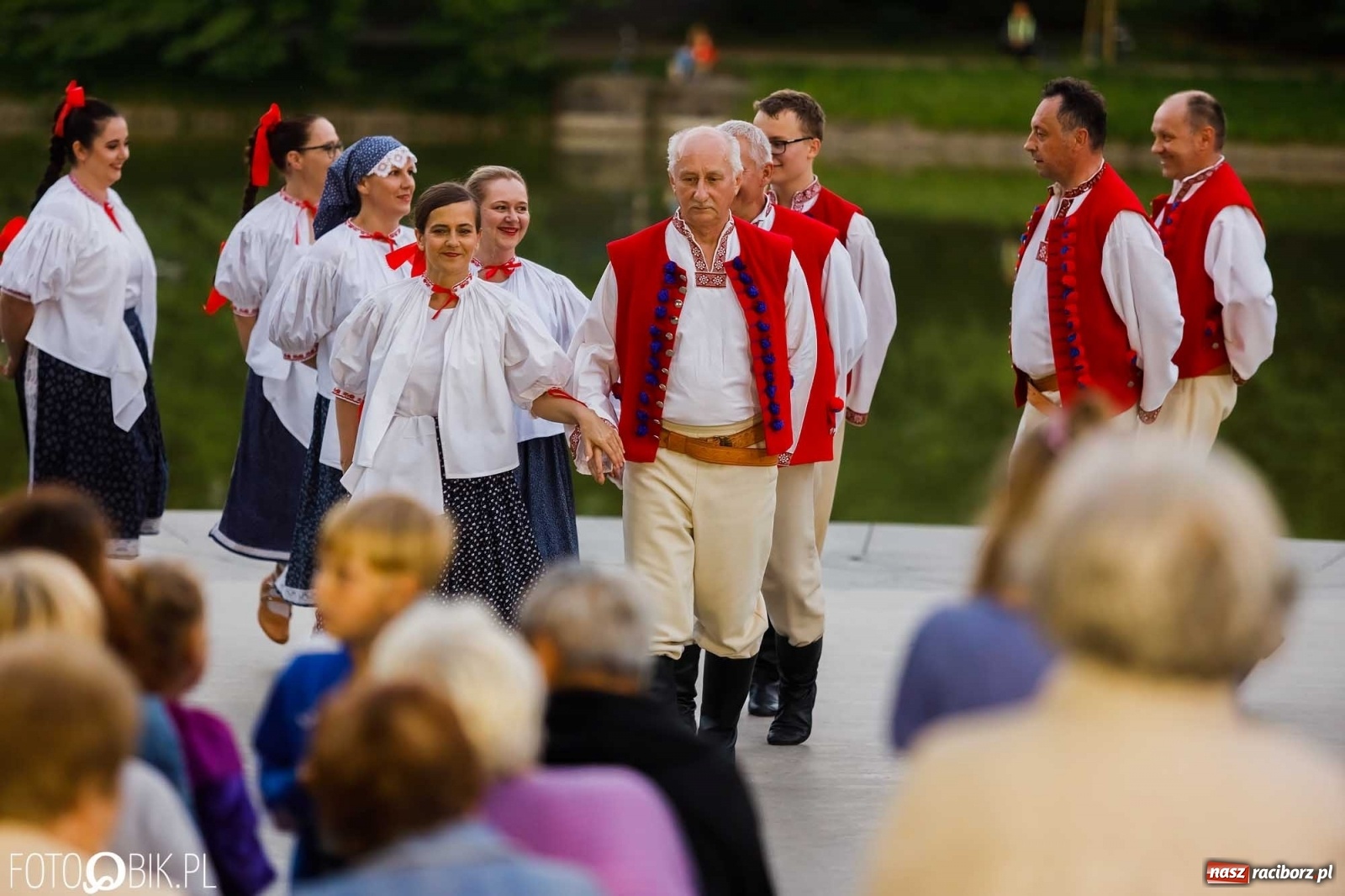 Zdjęcie w galerii na portalu naszraciborz.pl: W poszukiwaniu kwiatu paproci. Noc Świętojańska w parku im. Miasta Roth [WIDEO] wiadomości z regionu