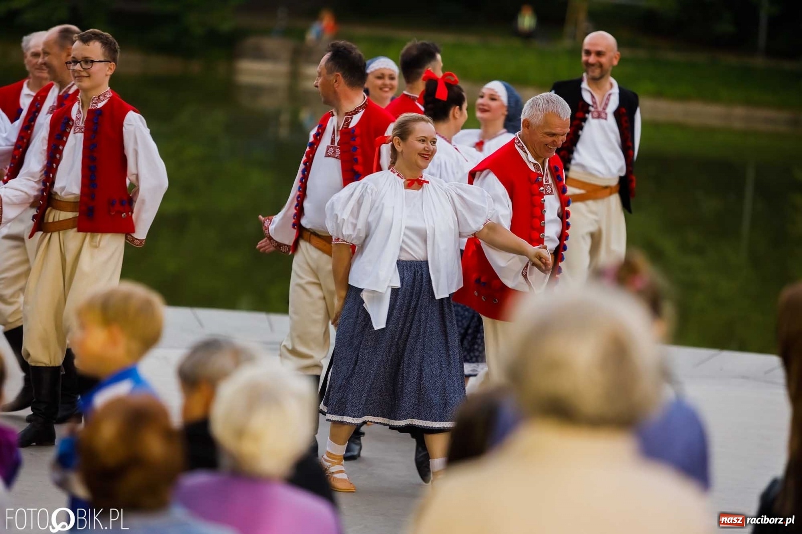 Zdjęcie w galerii na portalu naszraciborz.pl: W poszukiwaniu kwiatu paproci. Noc Świętojańska w parku im. Miasta Roth [WIDEO] wiadomości z regionu