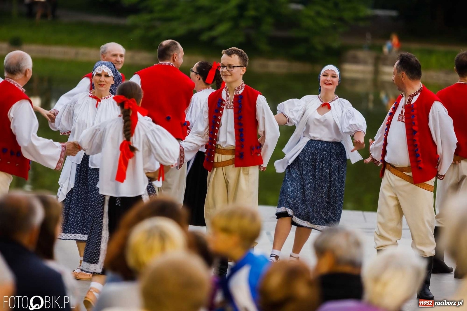 Zdjęcie w galerii na portalu naszraciborz.pl: W poszukiwaniu kwiatu paproci. Noc Świętojańska w parku im. Miasta Roth [WIDEO] wiadomości z regionu