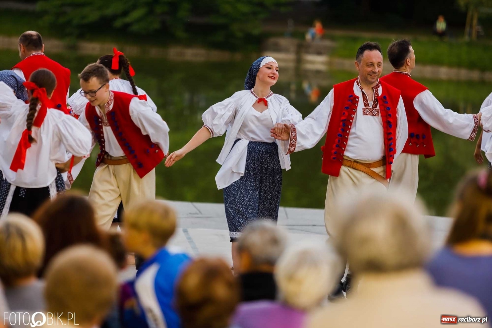 Zdjęcie w galerii na portalu naszraciborz.pl: W poszukiwaniu kwiatu paproci. Noc Świętojańska w parku im. Miasta Roth [WIDEO] wiadomości z regionu