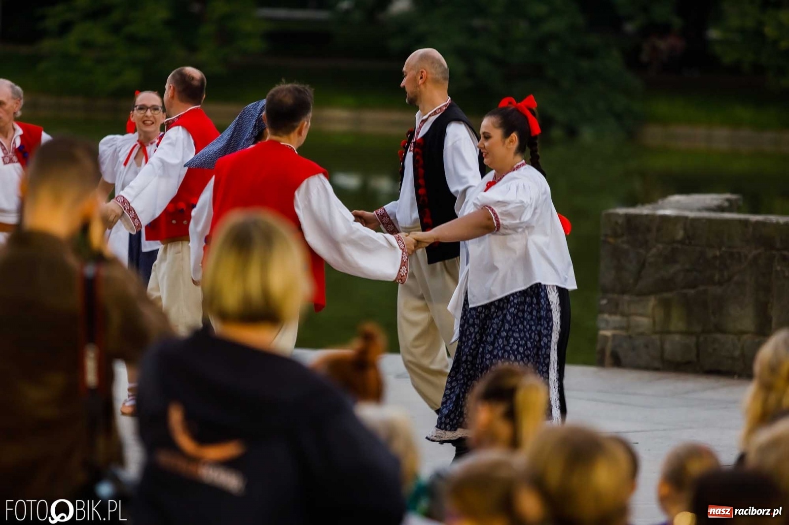 Zdjęcie w galerii na portalu naszraciborz.pl: W poszukiwaniu kwiatu paproci. Noc Świętojańska w parku im. Miasta Roth [WIDEO] wiadomości z regionu