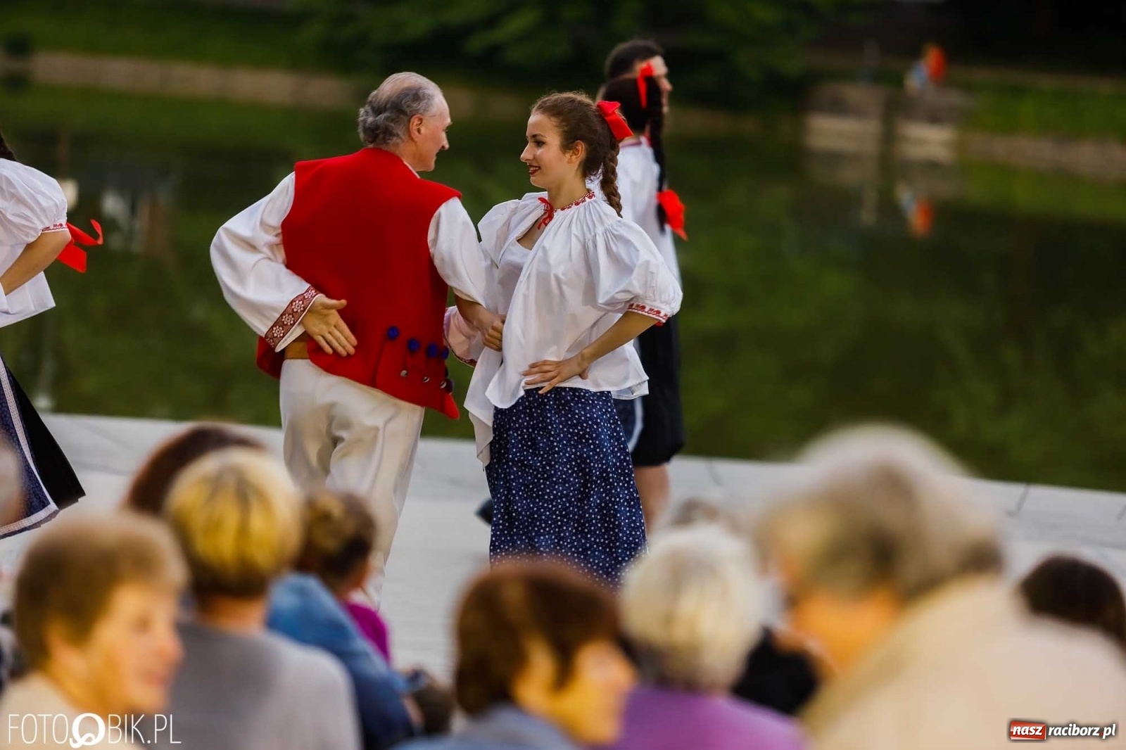 Zdjęcie w galerii na portalu naszraciborz.pl: W poszukiwaniu kwiatu paproci. Noc Świętojańska w parku im. Miasta Roth [WIDEO] wiadomości z regionu