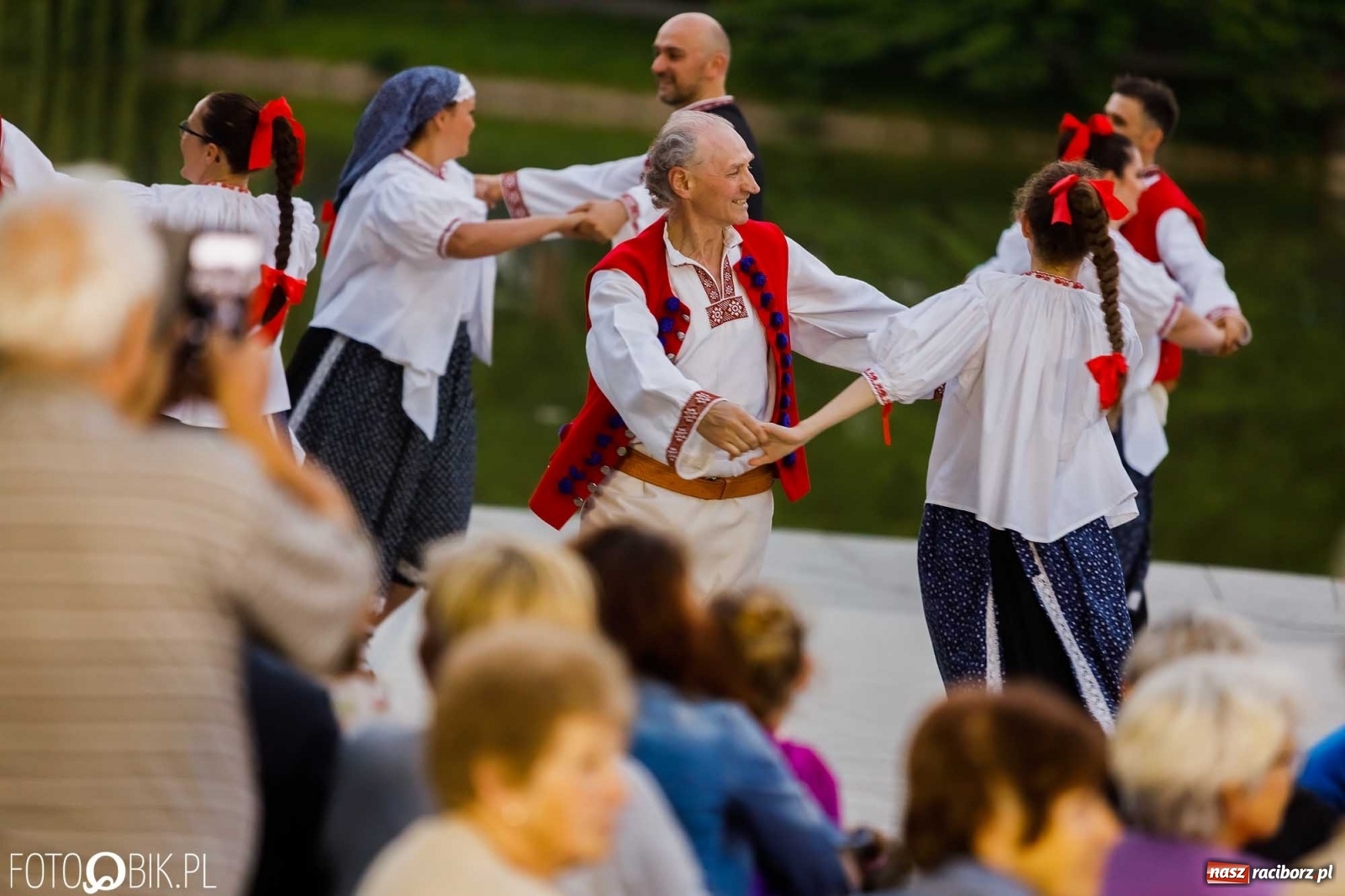 Zdjęcie w galerii na portalu naszraciborz.pl: W poszukiwaniu kwiatu paproci. Noc Świętojańska w parku im. Miasta Roth [WIDEO] wiadomości z regionu