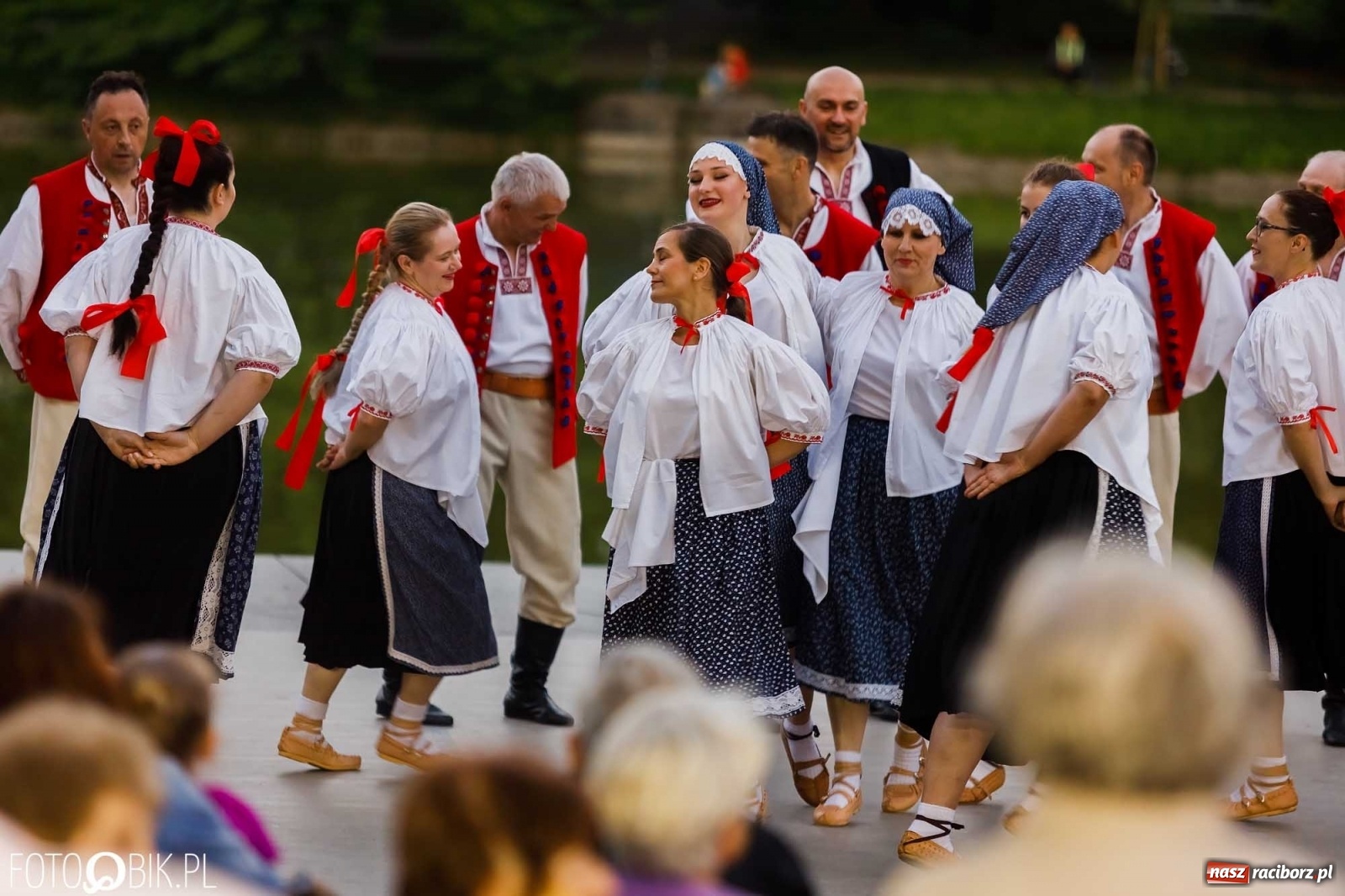 Zdjęcie w galerii na portalu naszraciborz.pl: W poszukiwaniu kwiatu paproci. Noc Świętojańska w parku im. Miasta Roth [WIDEO] wiadomości z regionu