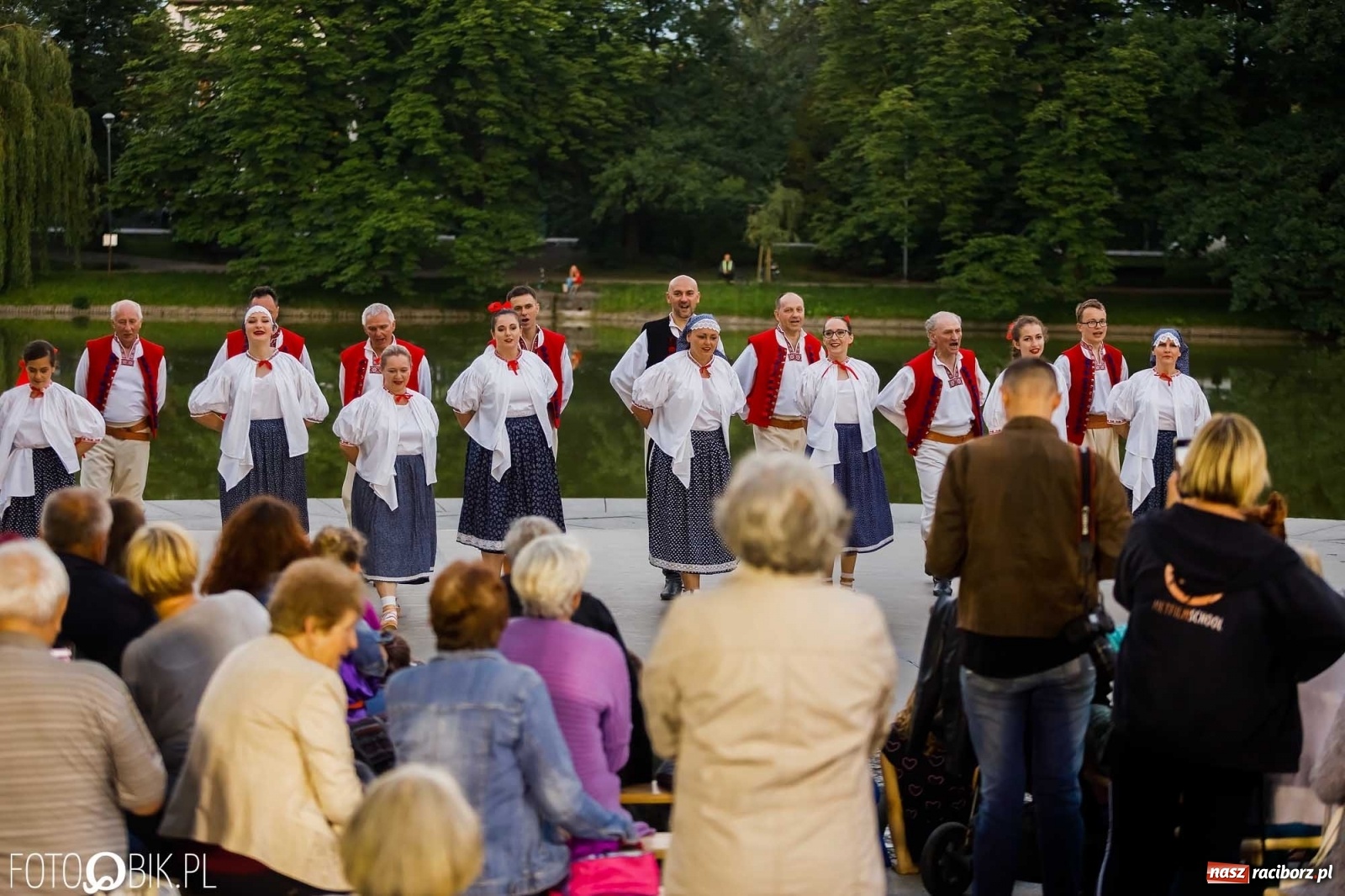 Zdjęcie w galerii na portalu naszraciborz.pl: W poszukiwaniu kwiatu paproci. Noc Świętojańska w parku im. Miasta Roth [WIDEO] wiadomości z regionu