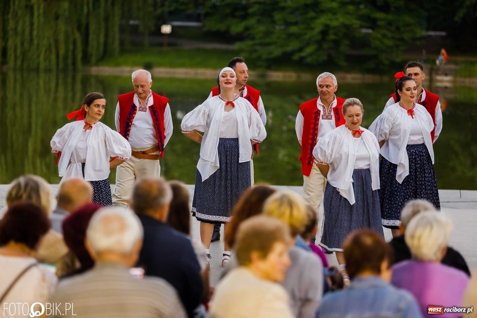 Zdjęcie w galerii na portalu naszraciborz.pl: W poszukiwaniu kwiatu paproci. Noc Świętojańska w parku im. Miasta Roth [WIDEO] wiadomości z regionu
