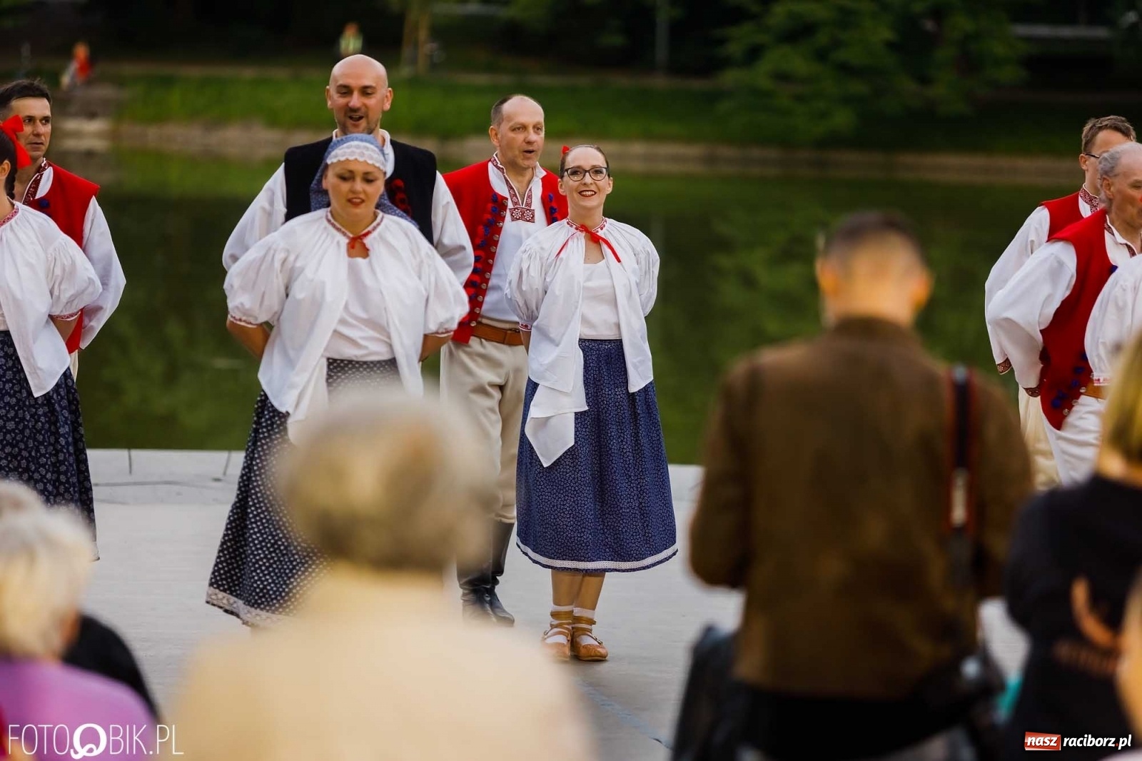 Zdjęcie w galerii na portalu naszraciborz.pl: W poszukiwaniu kwiatu paproci. Noc Świętojańska w parku im. Miasta Roth [WIDEO] wiadomości z regionu