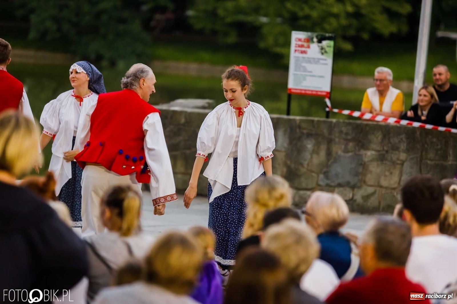 Zdjęcie w galerii na portalu naszraciborz.pl: W poszukiwaniu kwiatu paproci. Noc Świętojańska w parku im. Miasta Roth [WIDEO] wiadomości z regionu