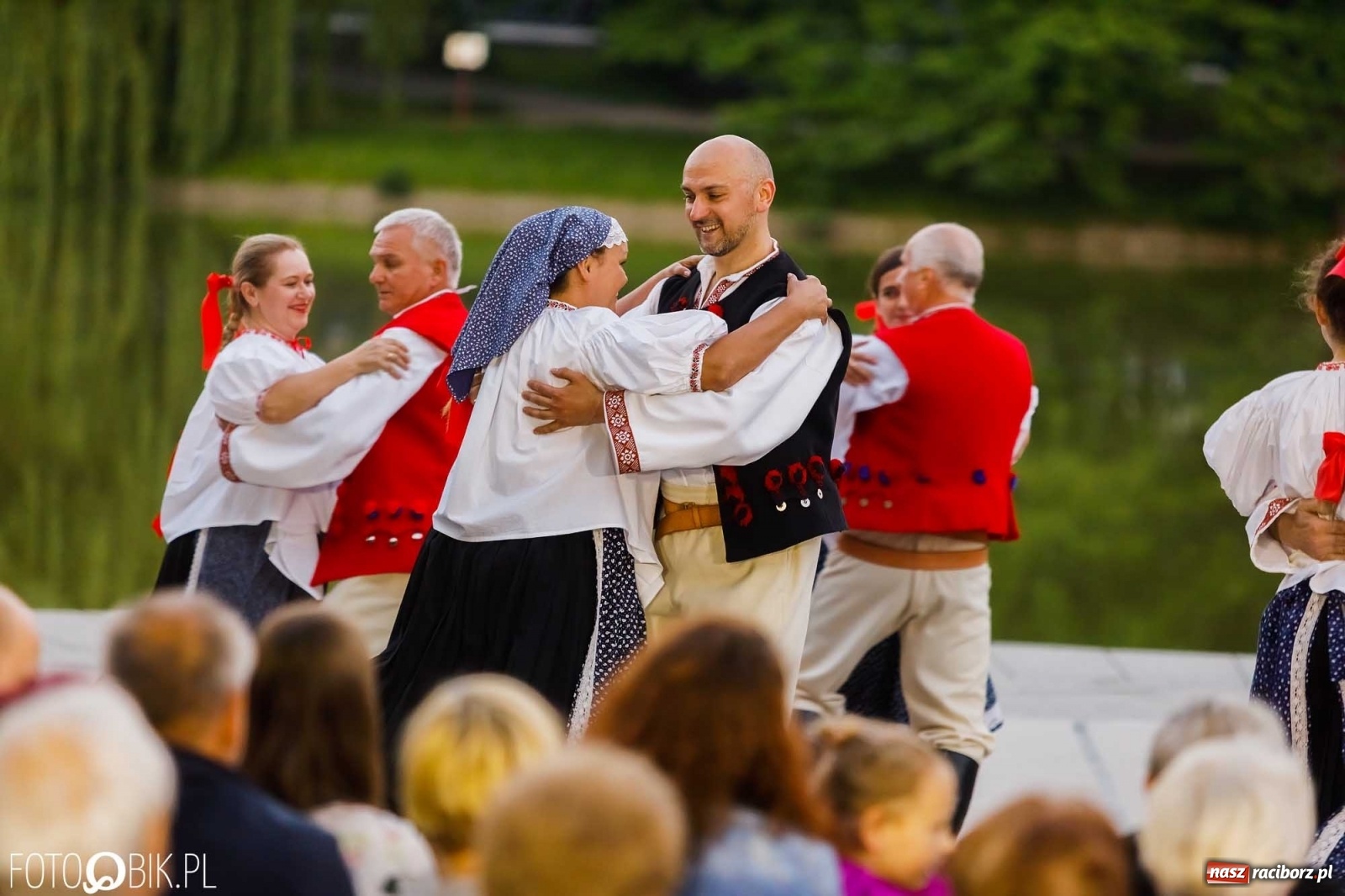 Zdjęcie w galerii na portalu naszraciborz.pl: W poszukiwaniu kwiatu paproci. Noc Świętojańska w parku im. Miasta Roth [WIDEO] wiadomości z regionu