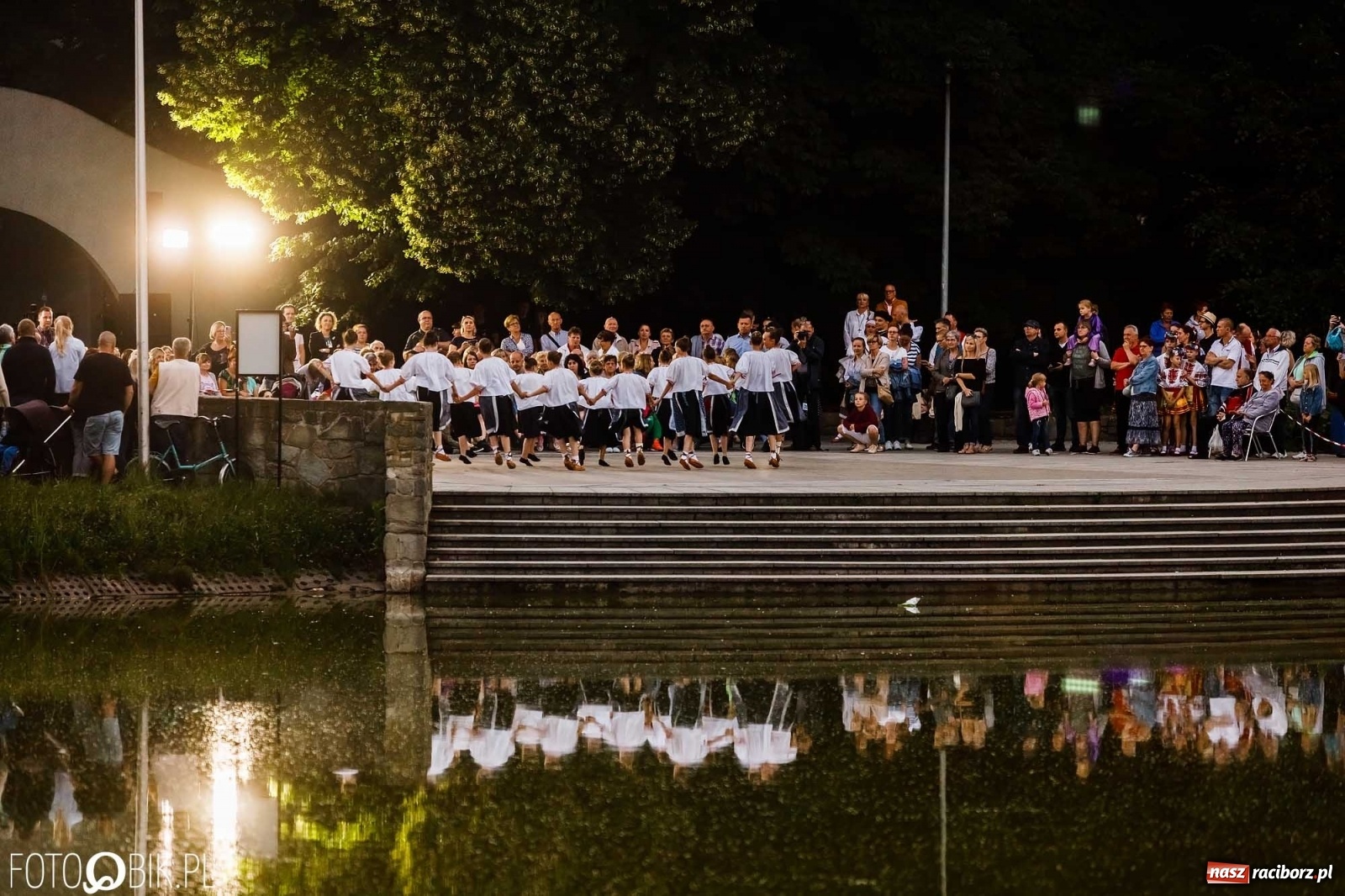 Zdjęcie w galerii na portalu naszraciborz.pl: W poszukiwaniu kwiatu paproci. Noc Świętojańska w parku im. Miasta Roth [WIDEO] wiadomości z regionu