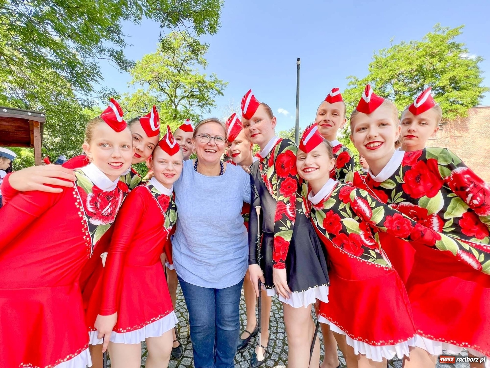 Zdjęcie w galerii na portalu naszraciborz.pl: Mażoretkowy zawrót głowy, czyli roztańczony kolorowy zamek [WIDEO] wiadomości z regionu