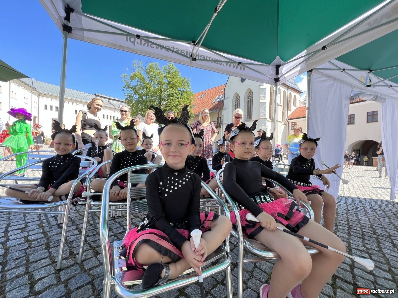 Zdjęcie w galerii na portalu naszraciborz.pl: Mażoretkowy zawrót głowy, czyli roztańczony kolorowy zamek [WIDEO] wiadomości z regionu