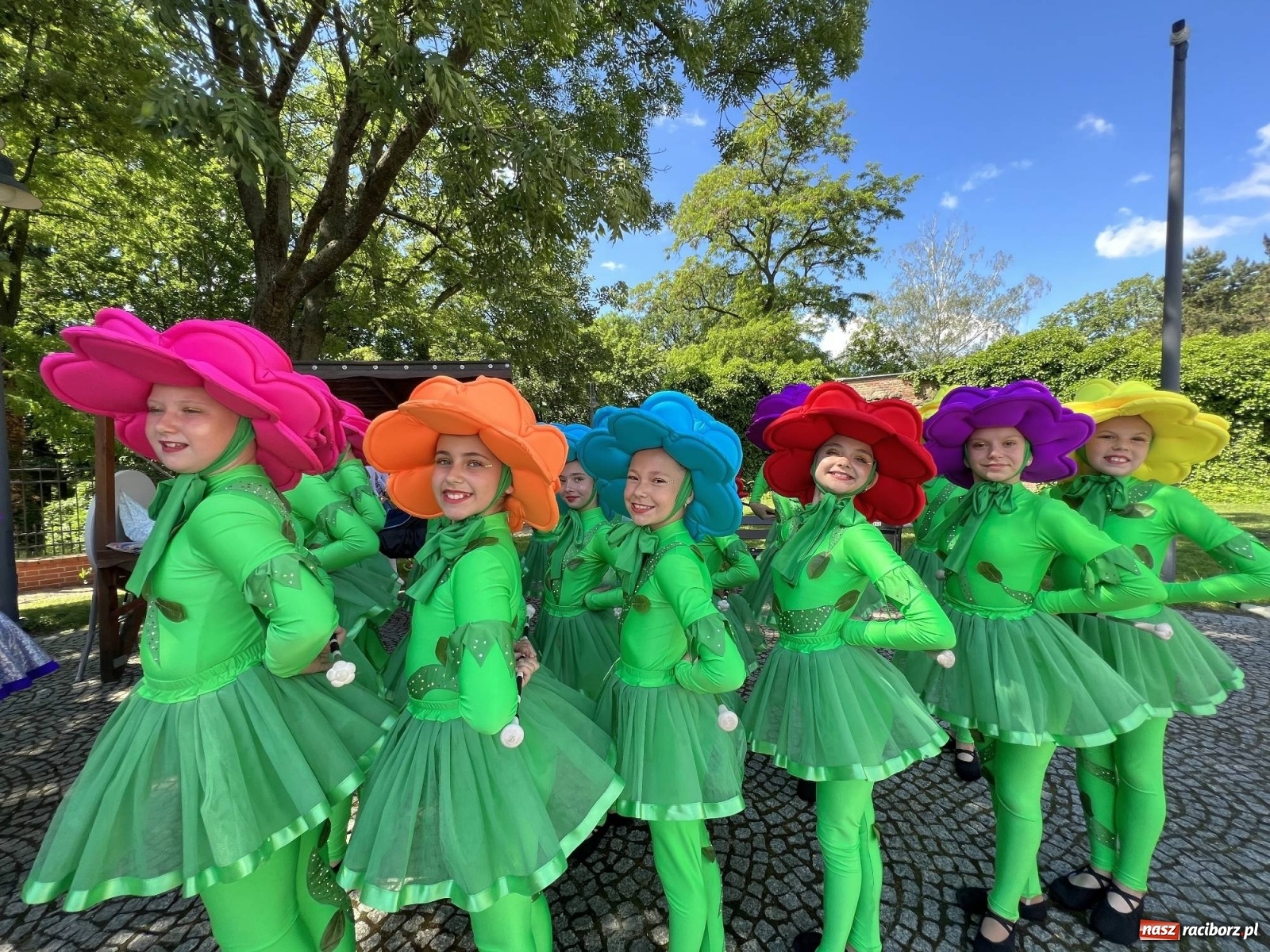 Zdjęcie w galerii na portalu naszraciborz.pl: Mażoretkowy zawrót głowy, czyli roztańczony kolorowy zamek [WIDEO] wiadomości z regionu