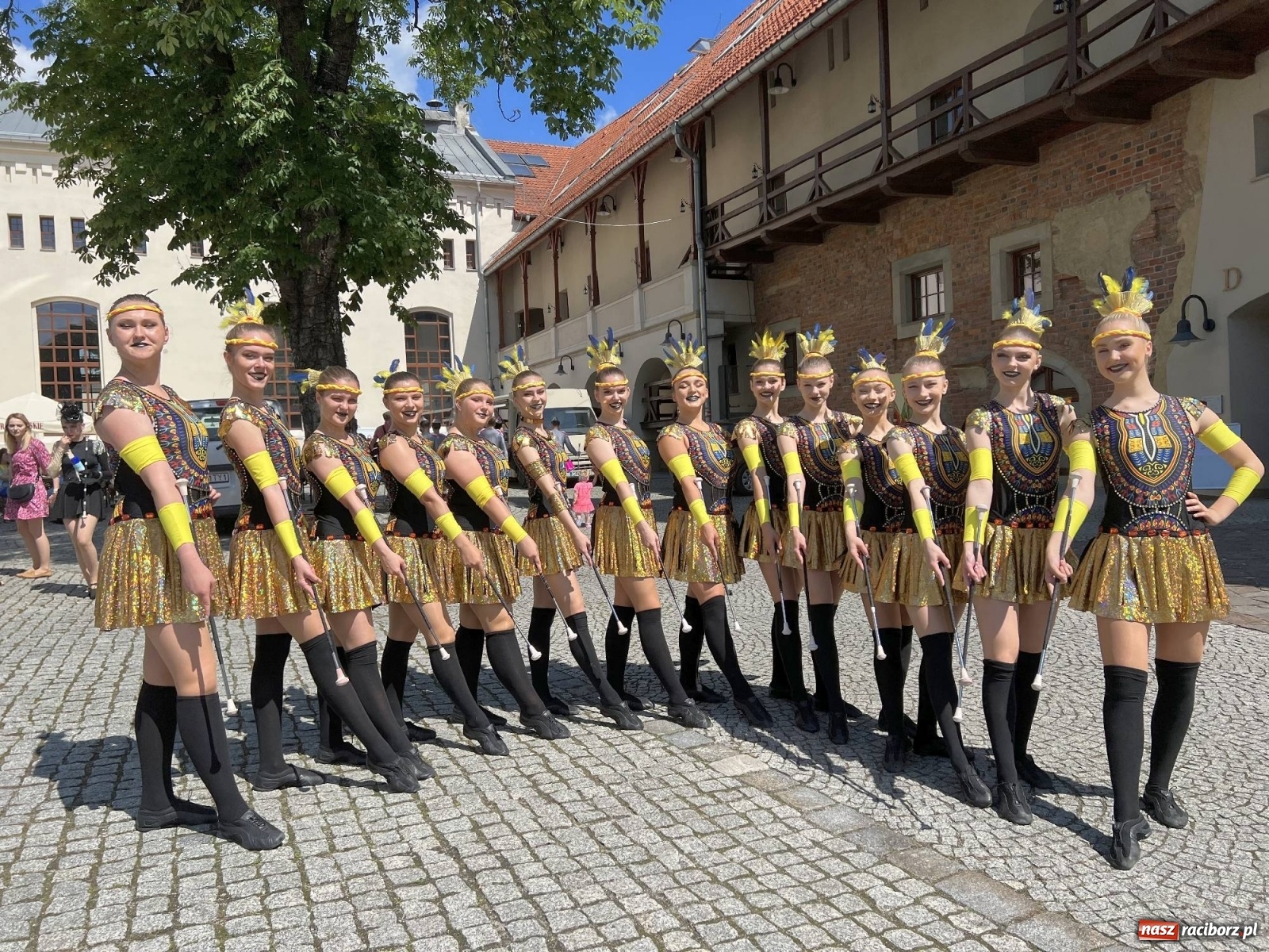 Zdjęcie w galerii na portalu naszraciborz.pl: Mażoretkowy zawrót głowy, czyli roztańczony kolorowy zamek [WIDEO] wiadomości z regionu