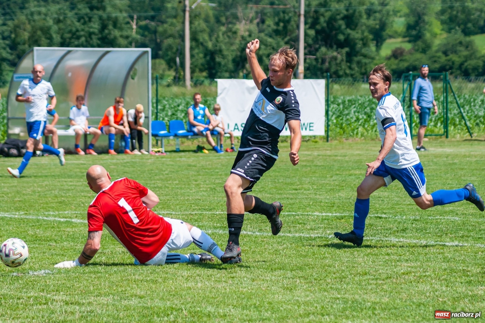Zdjęcie w galerii na portalu naszraciborz.pl: Przemiana w przerwie. Dwa oblicza Markowic [FOTO] wiadomości z regionu