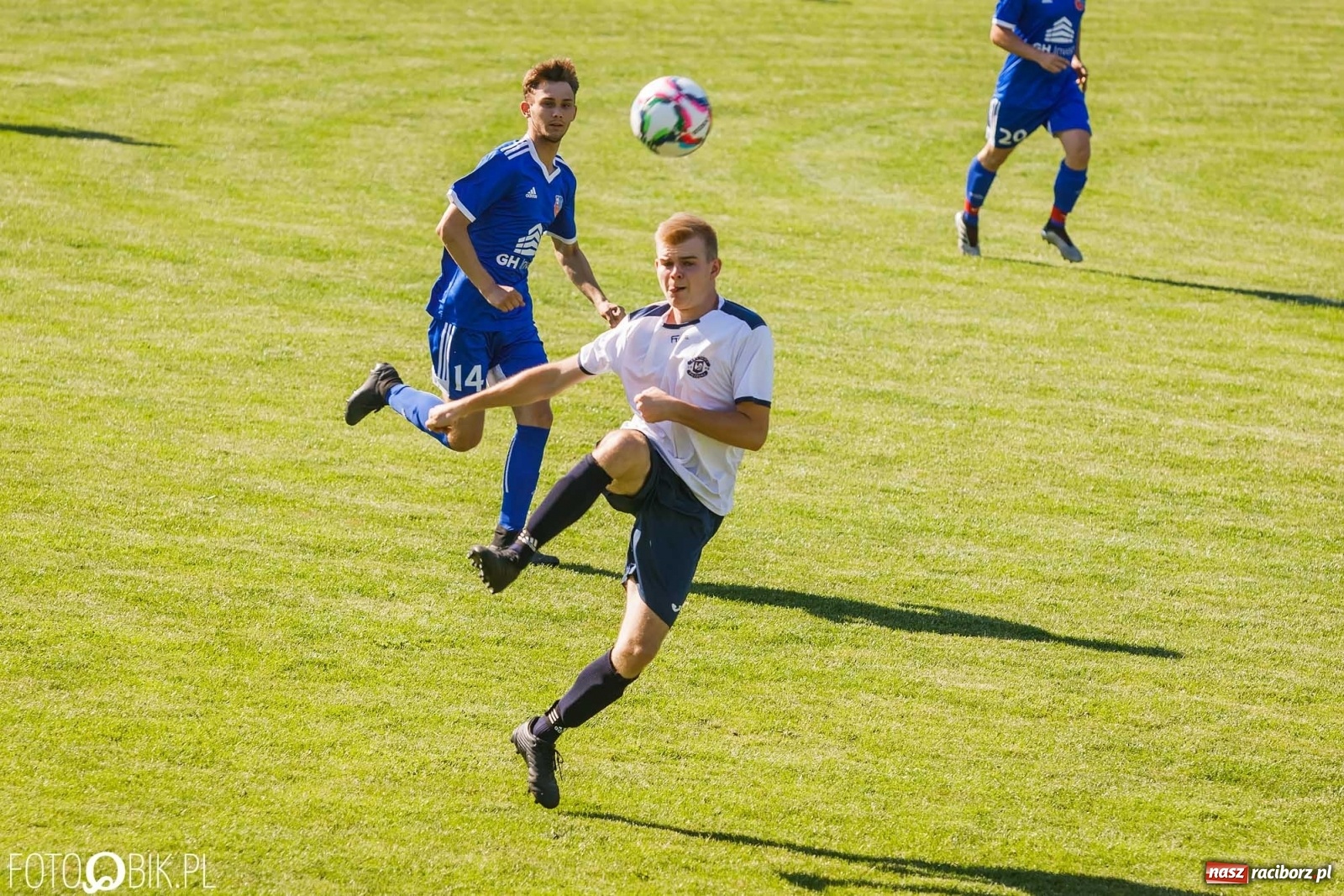 Zdjęcie w galerii na portalu naszraciborz.pl: Lokomotywa z Tuwima rozjechała Cyprzanów [FOTO] wiadomości z regionu