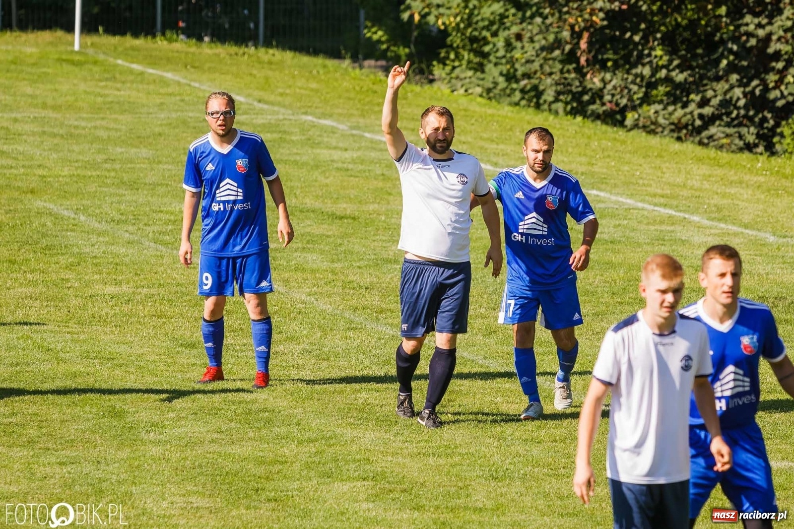 Zdjęcie w galerii na portalu naszraciborz.pl: Lokomotywa z Tuwima rozjechała Cyprzanów [FOTO] wiadomości z regionu